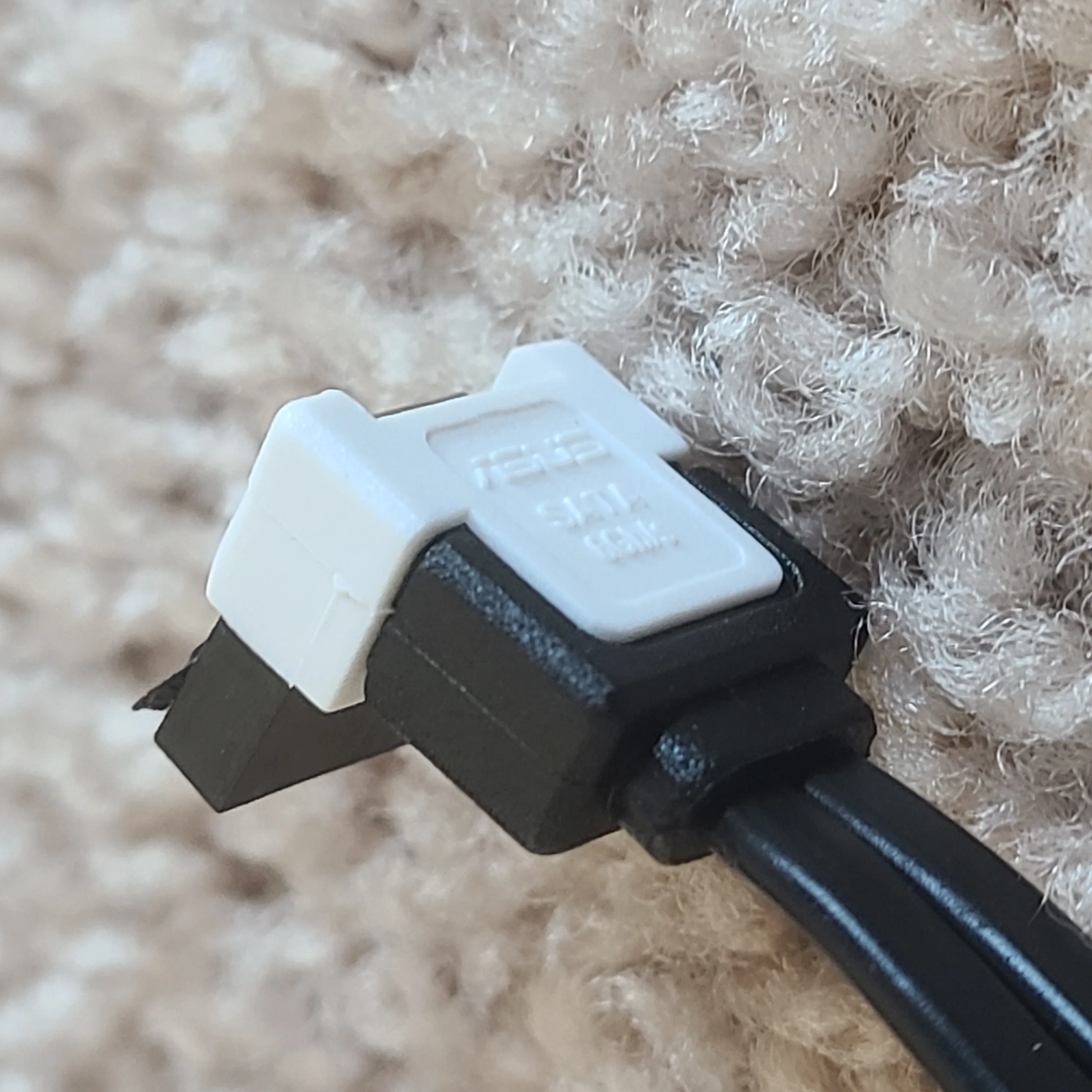 Original Asus SATA III 6.0GB/s cable with latch image indicator(5)