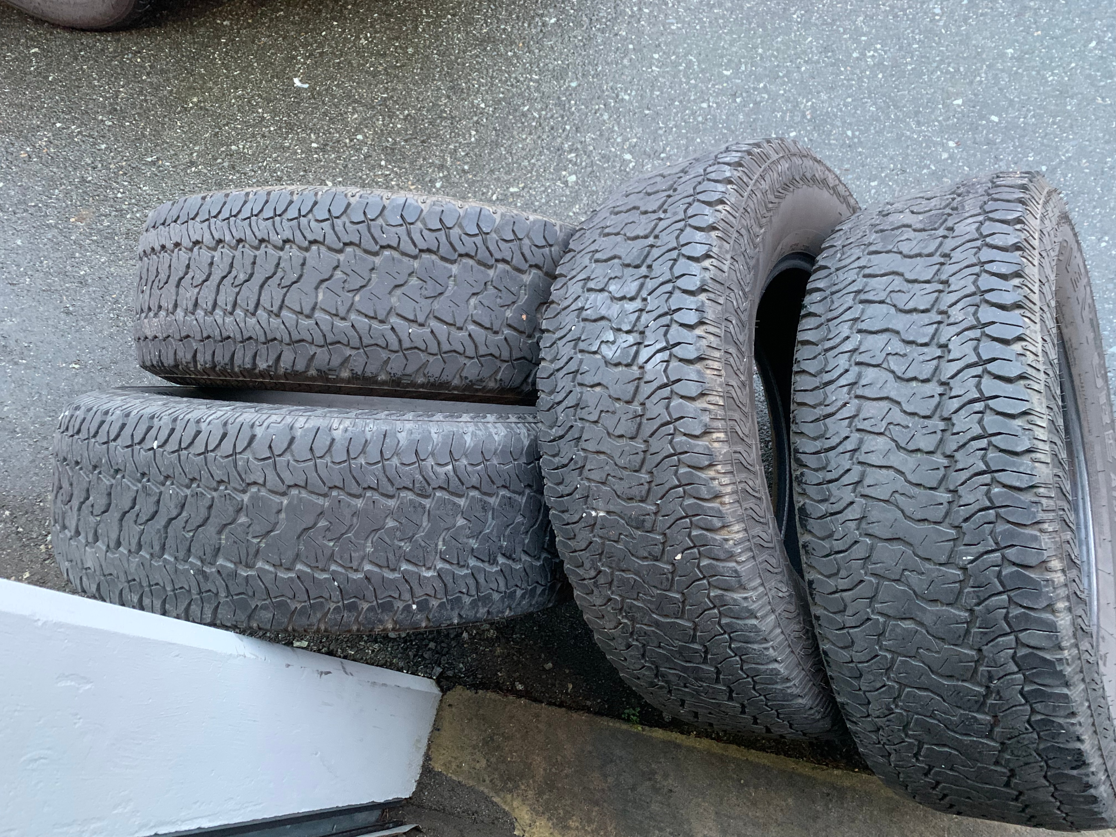 SET of 265/70/17 M+S 113T Kumho Road Venture AT51 with 50% tread