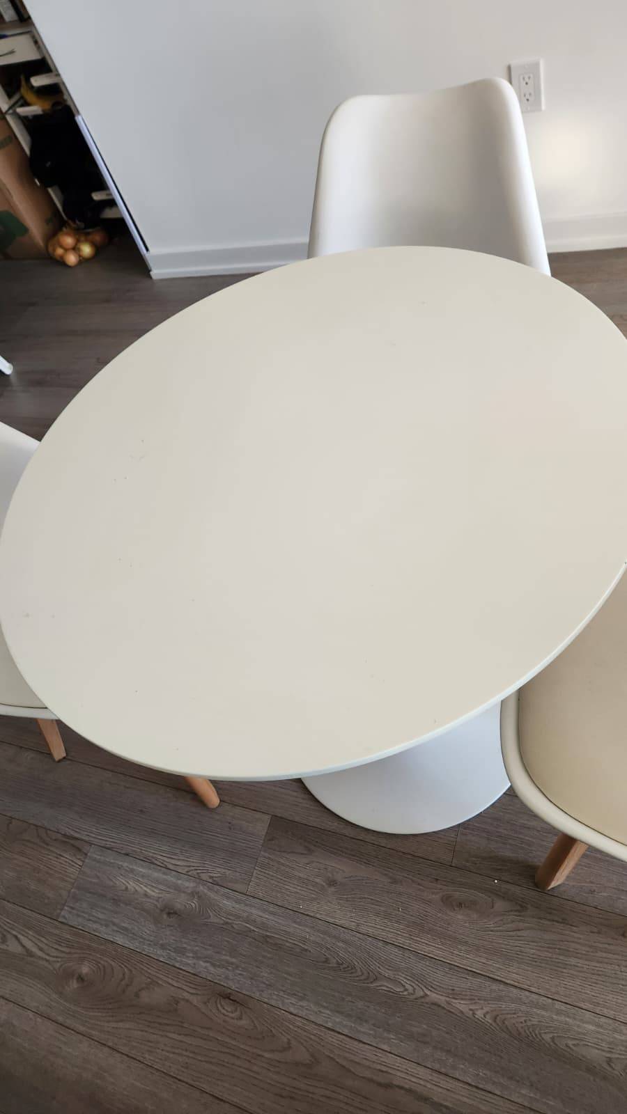 Round 31.5 inch Dining table w/ chairs - photo 2