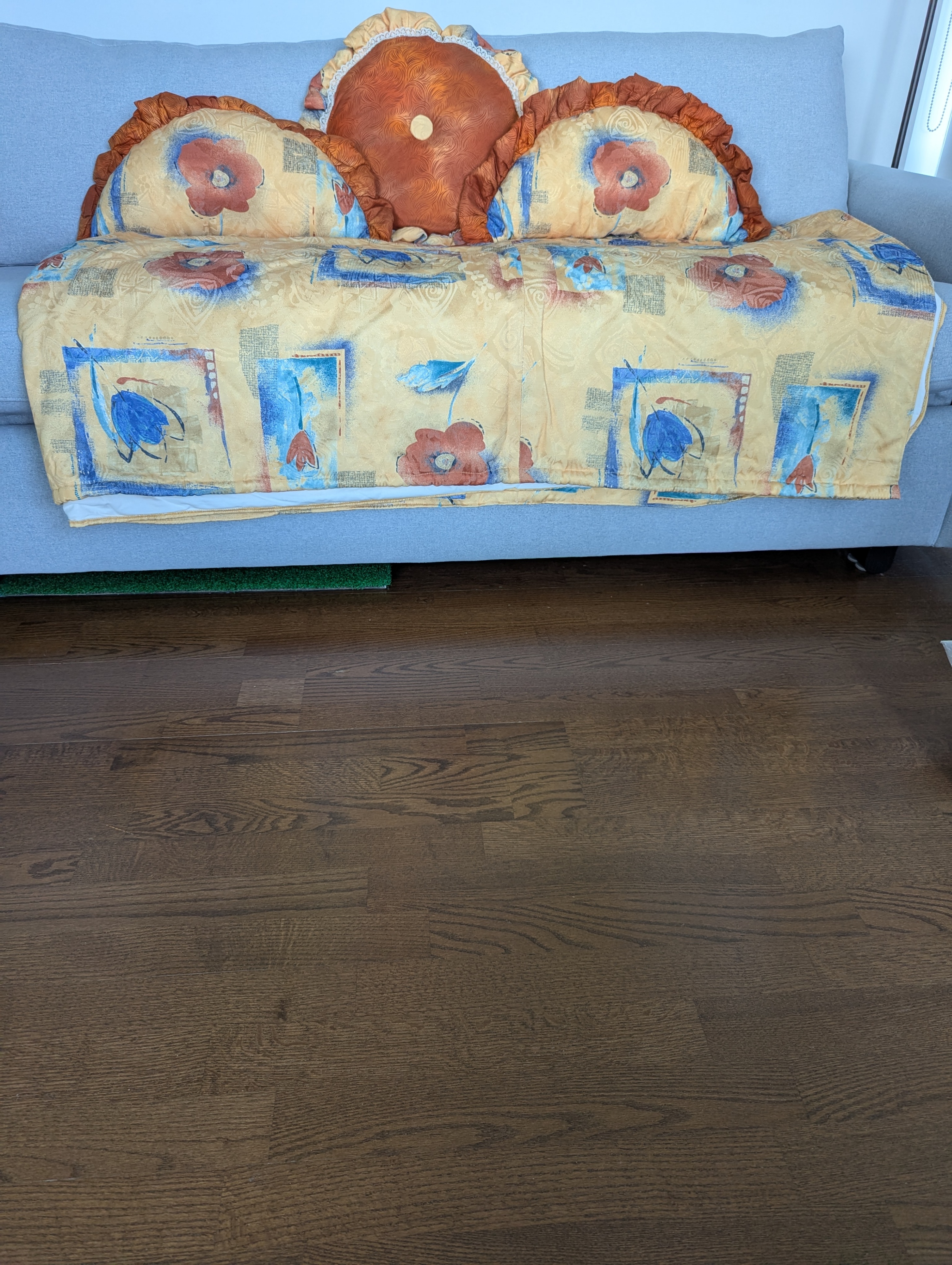 fullsize bed cover and cushions - photo 2