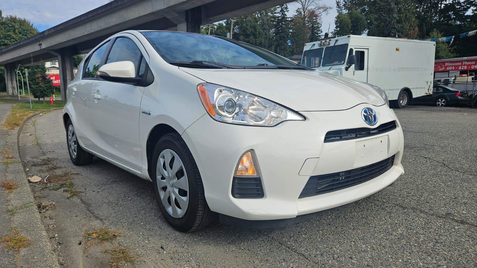2014 Toyota Prius C Hybrid, Clean Title - photo 4