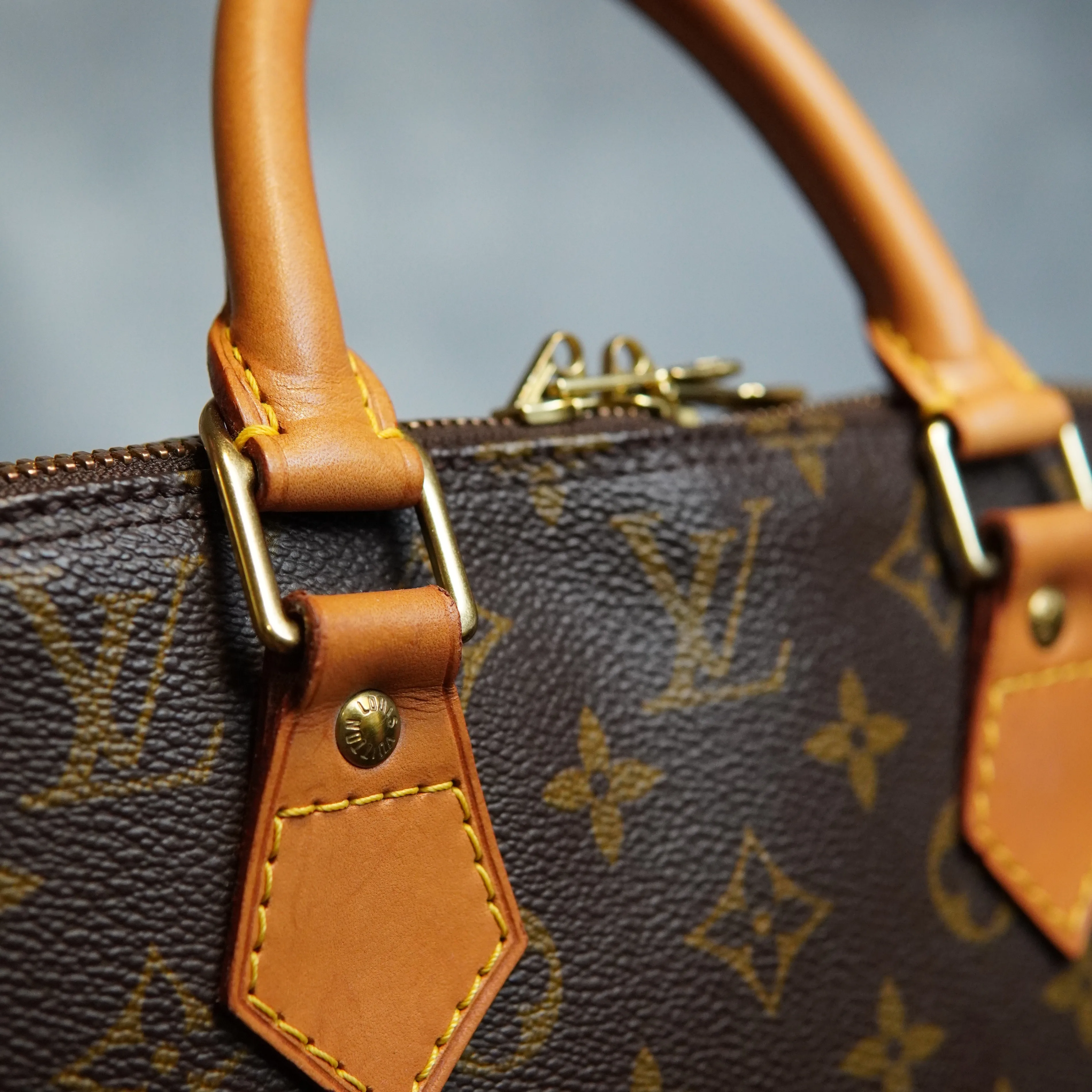 Louis Vuitton Monogram Alma Handbag image indicator(4)