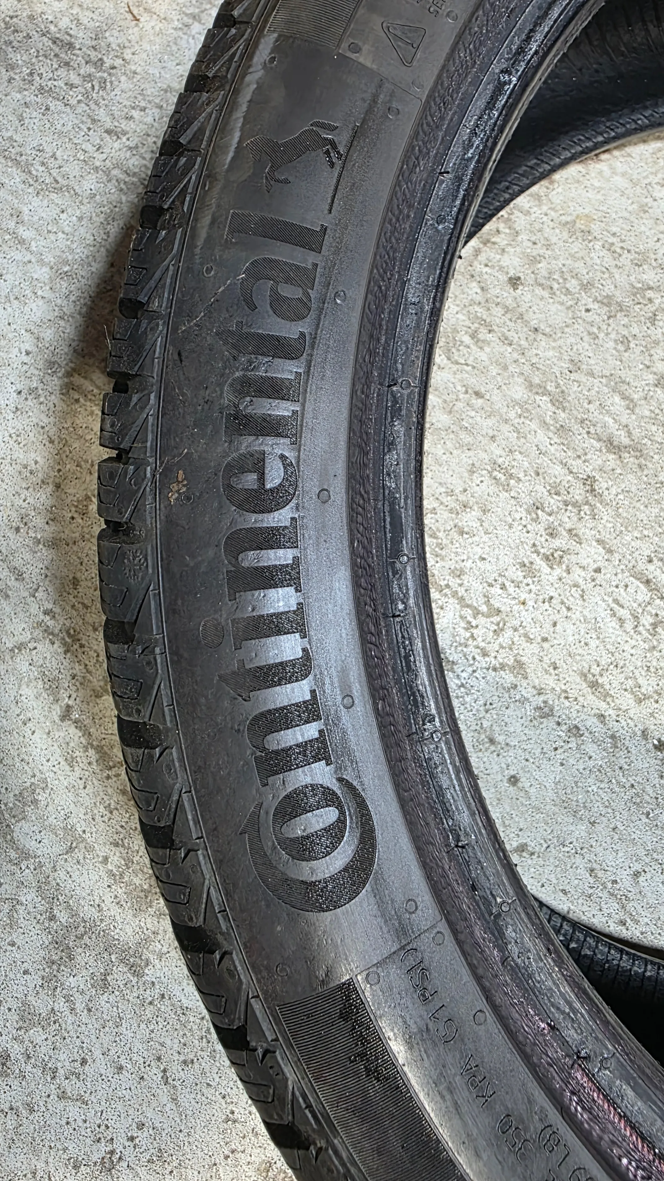 245/40/18 Continental winter tires 90% tread image indicator(7)