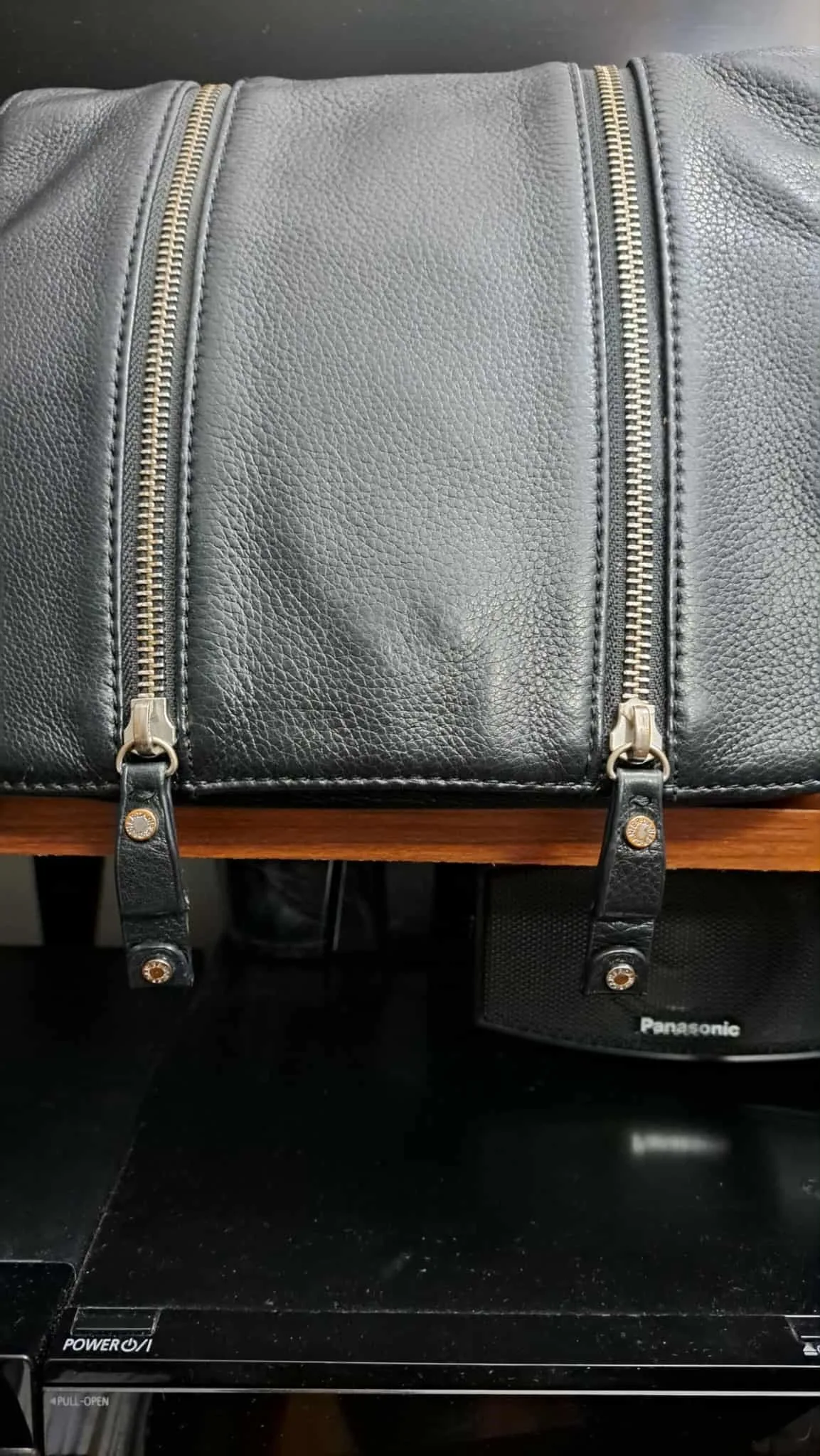 Authentic Danier Genuine Leather Crossbody Bag image indicator(5)