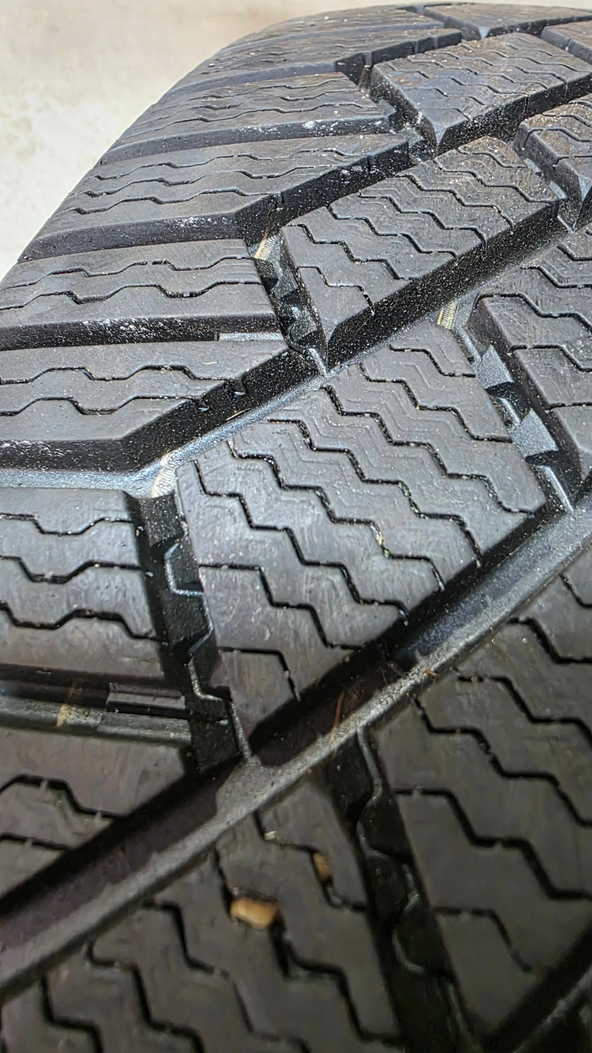 245/40/18 Continental winter tires 90% tread image indicator(3)