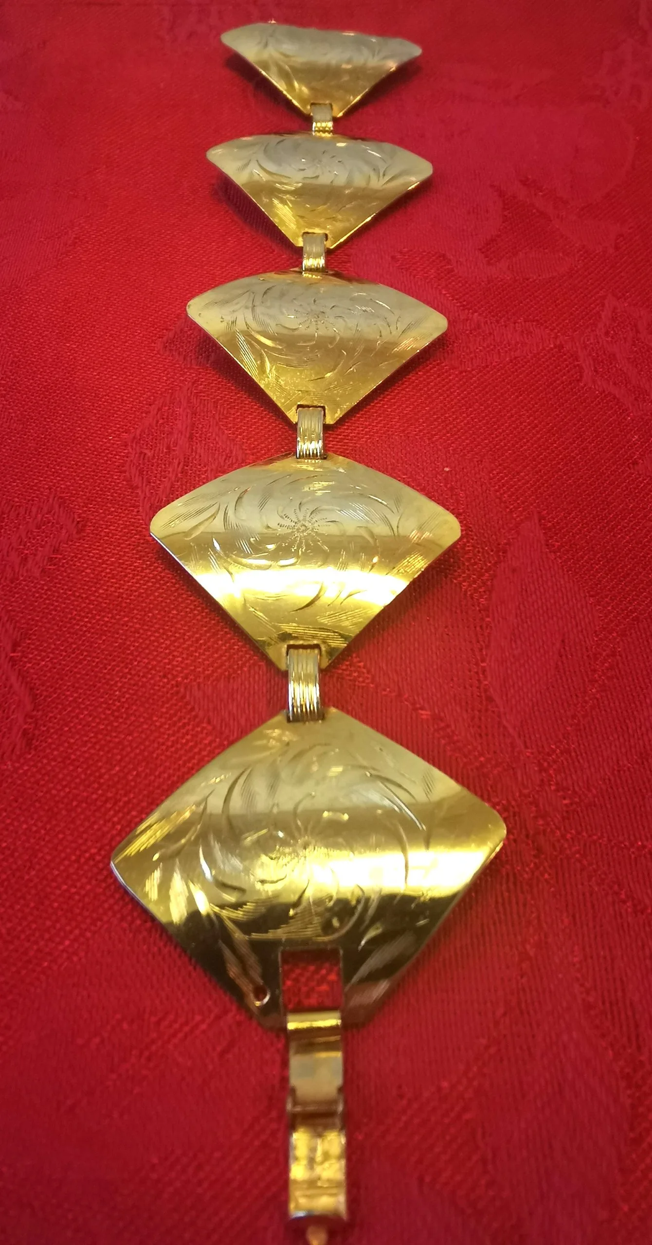 Bracelet 7" Size Med. Gold Toned Diamond Pattern Design Vintage image indicator(3)