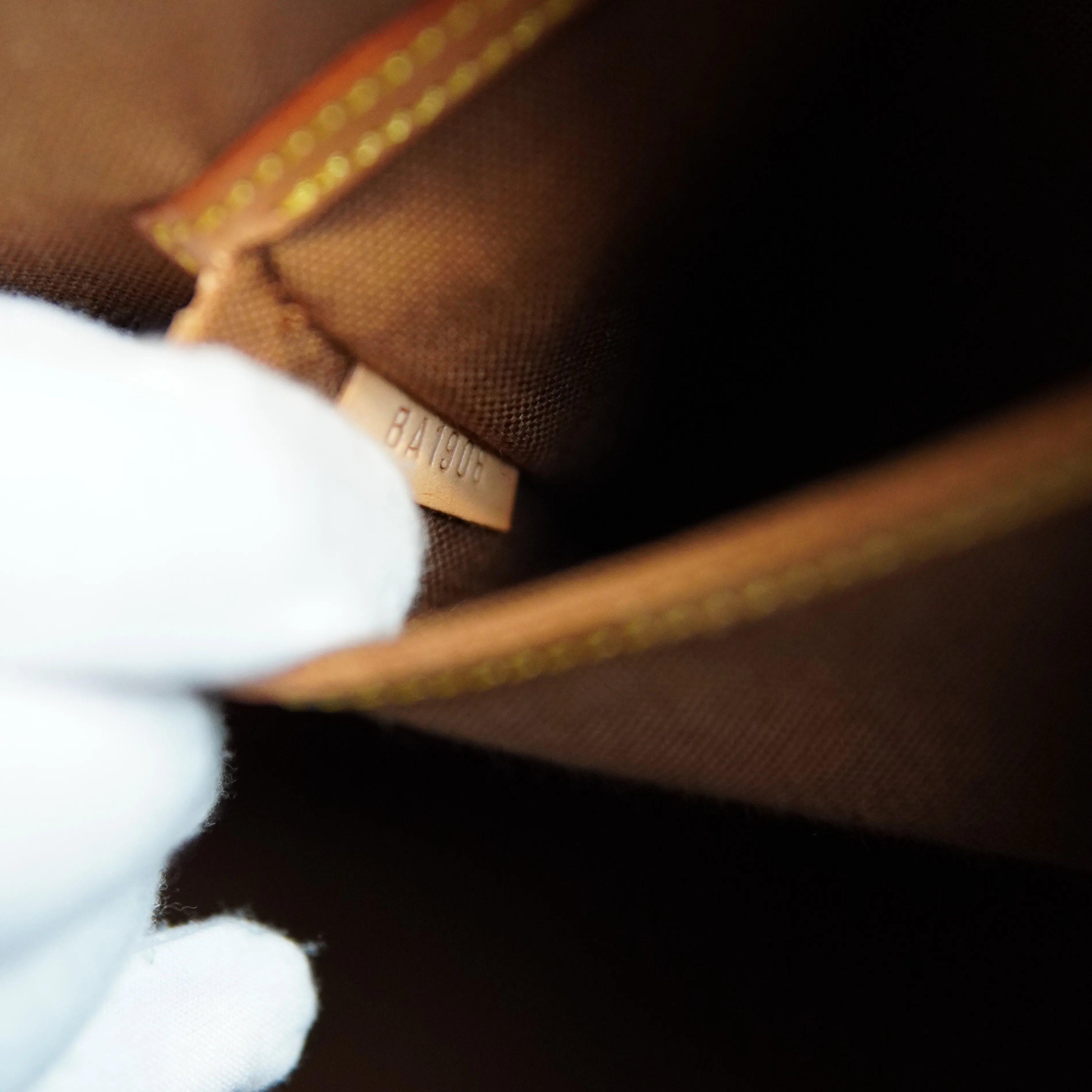 Louis Vuitton Monogram Alma Handbag image indicator(8)