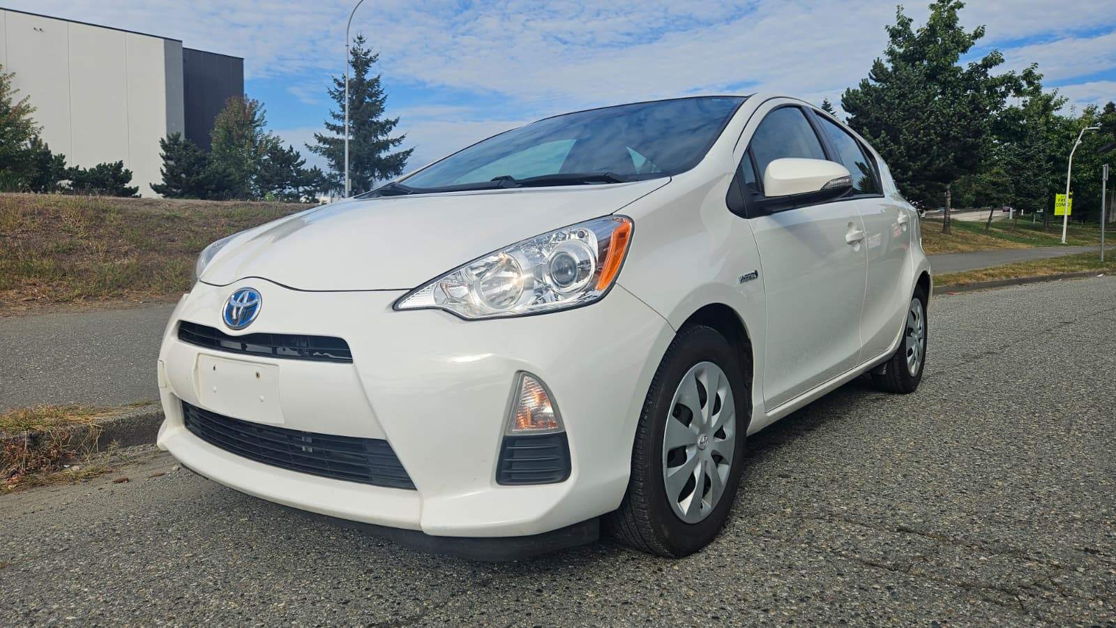 2014 Toyota Prius C Hybrid, Clean Title
