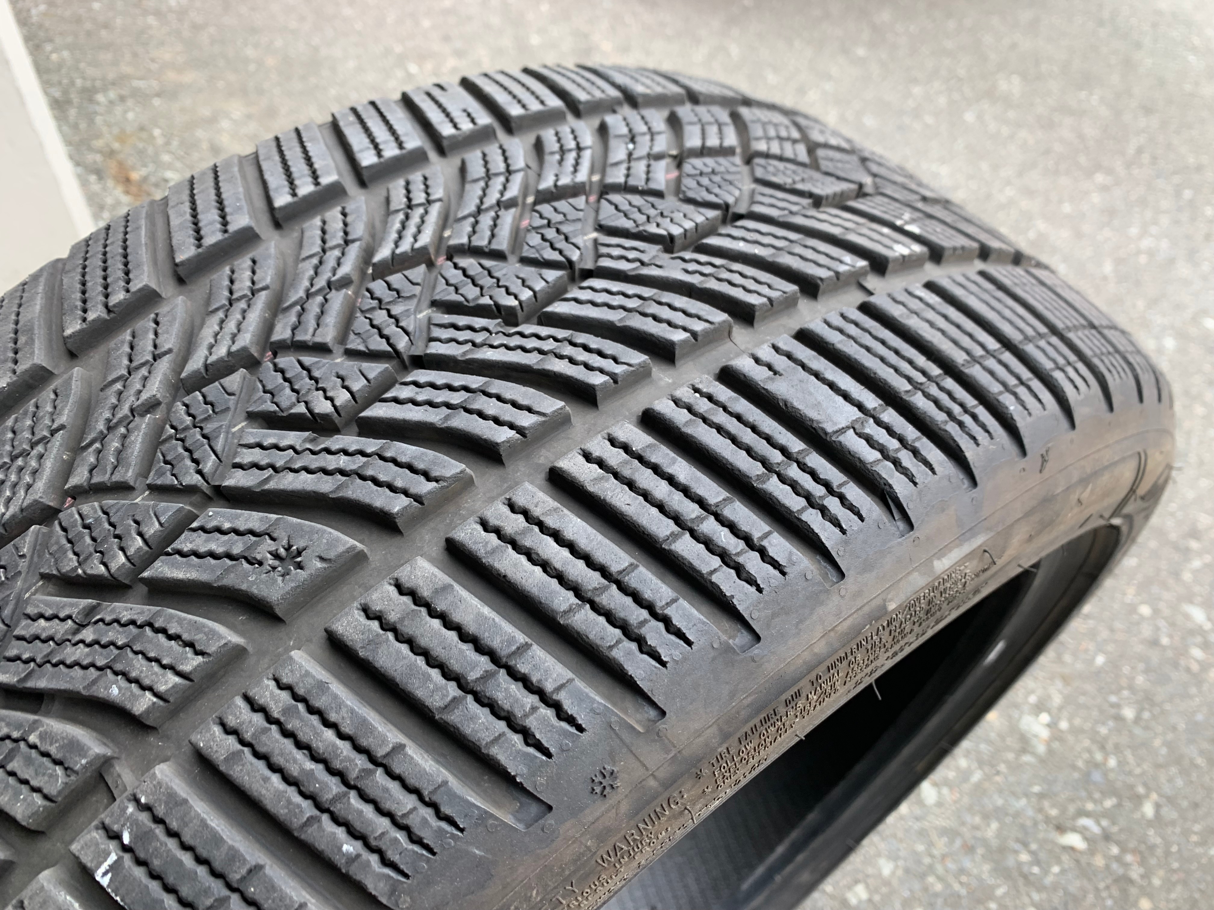 1 x single 245/40/19 Goodyear Ultragrip performance + 80% tread - photo 4