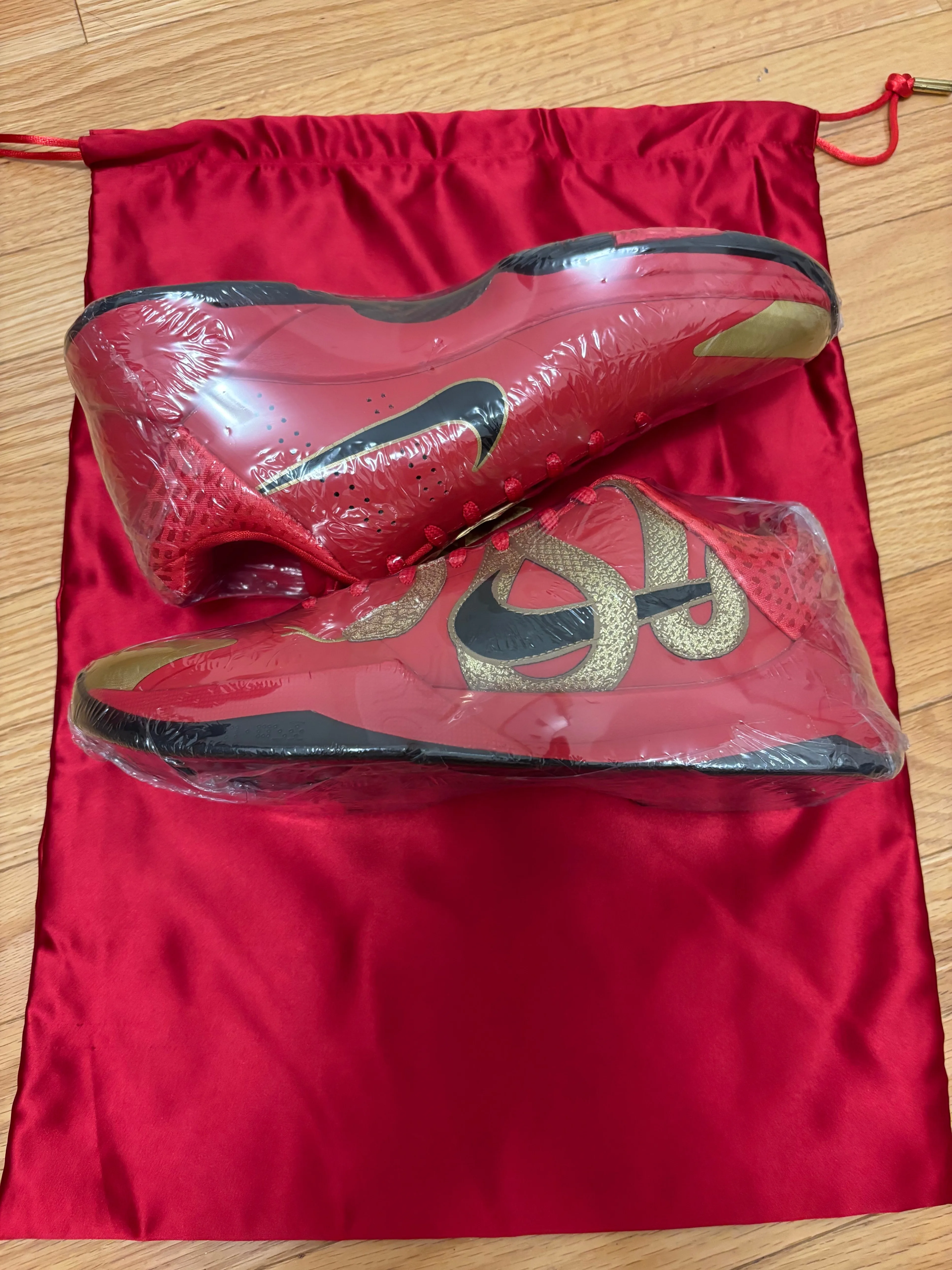 Last pair!Exclusive!Kobe 5 University Red Size 10 3000%Authentic image indicator(2)