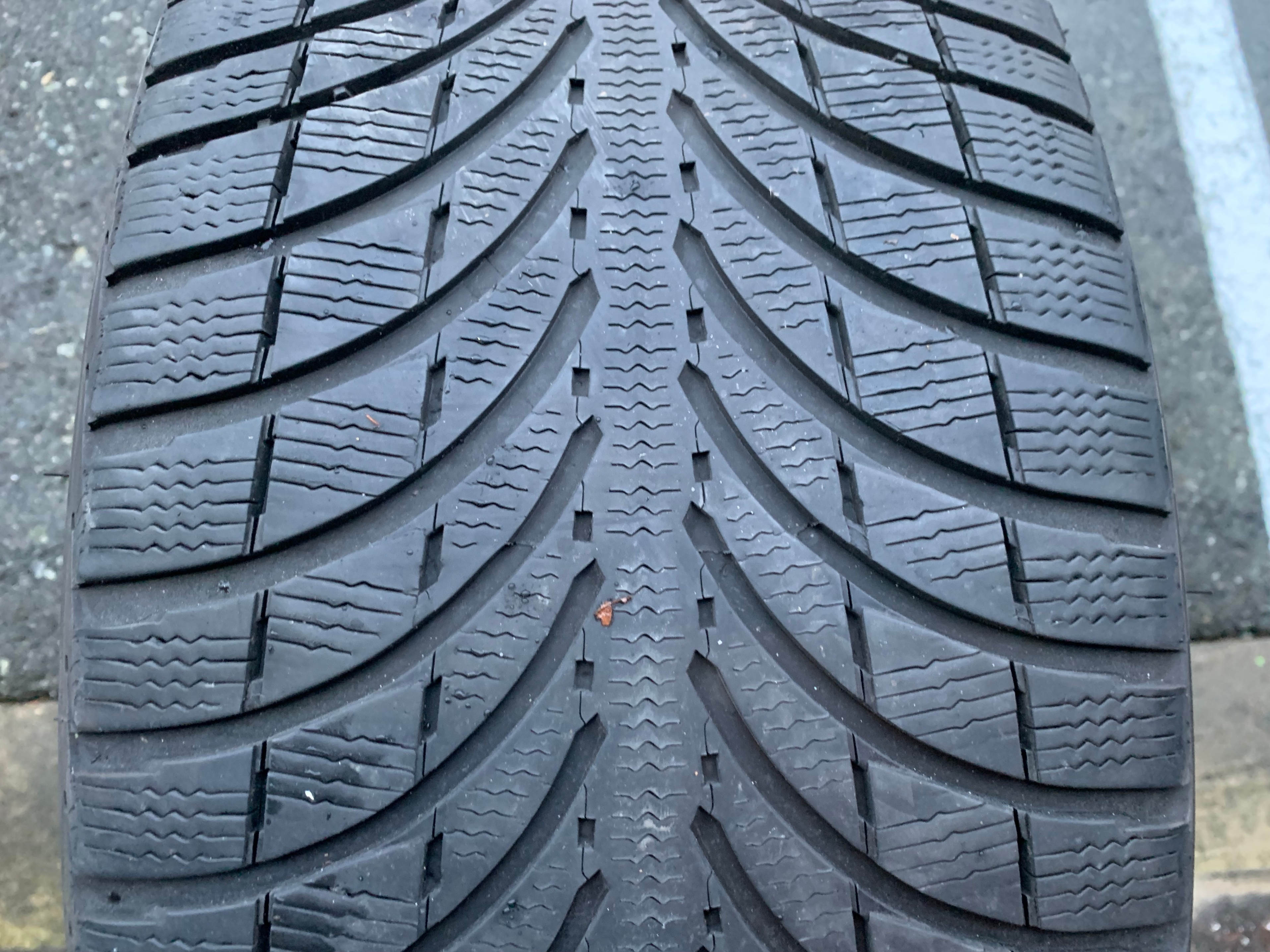 Pair of 275/45/21 M+S 110V Michelin latitude Alpin LA2 50% tread - photo 2