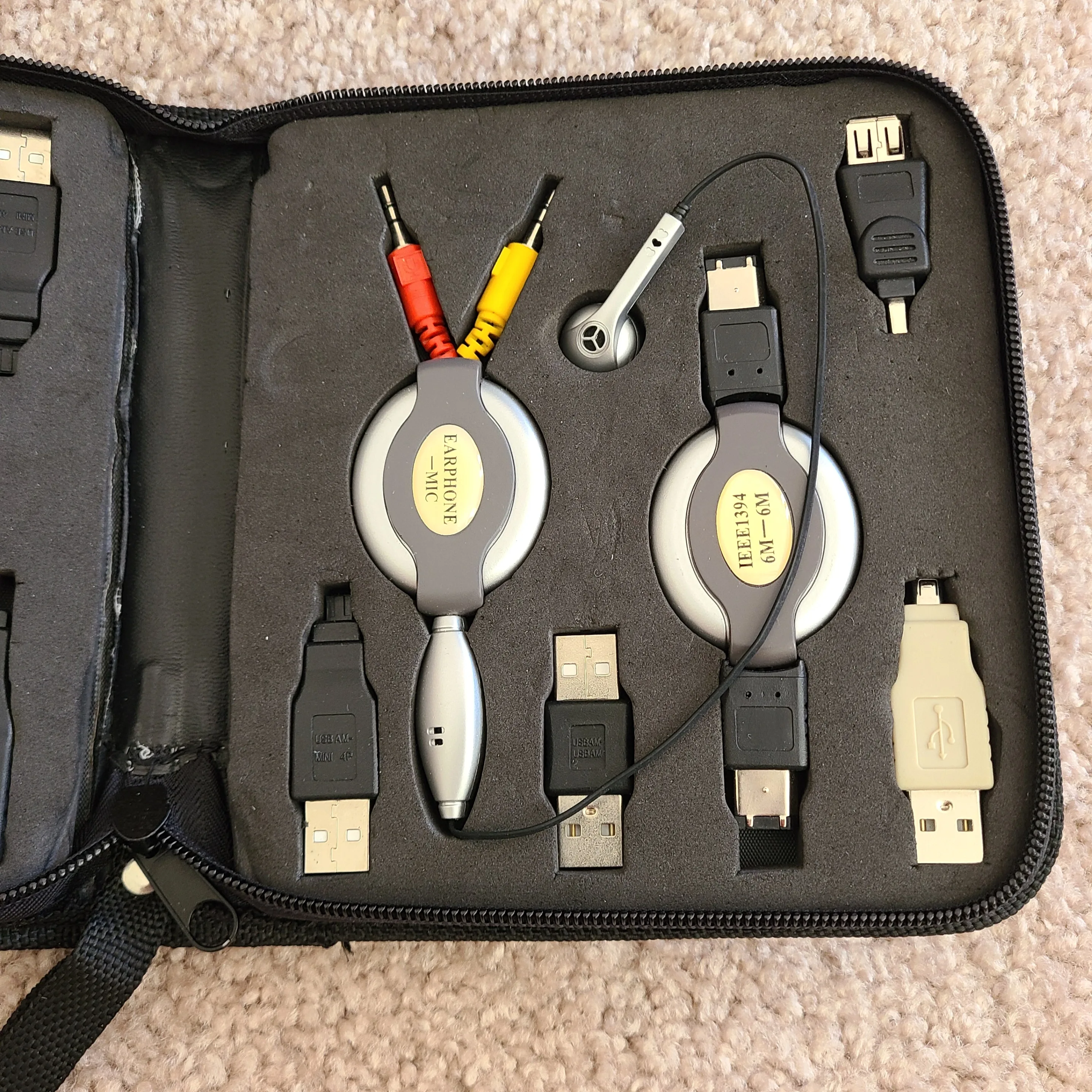 Travel Easy Cable Bag - interchangeable cables and adapters image indicator(5)