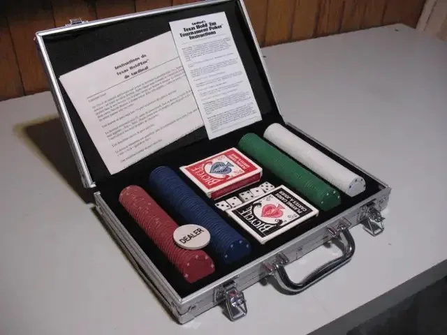 BICYCLE 200 plus Pieces Poker Set, LIKE NEW image indicator(4)