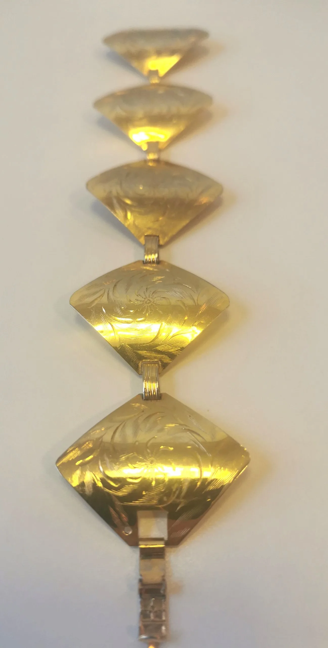 Bracelet 7" Size Med. Gold Toned Diamond Pattern Design Vintage image indicator(2)