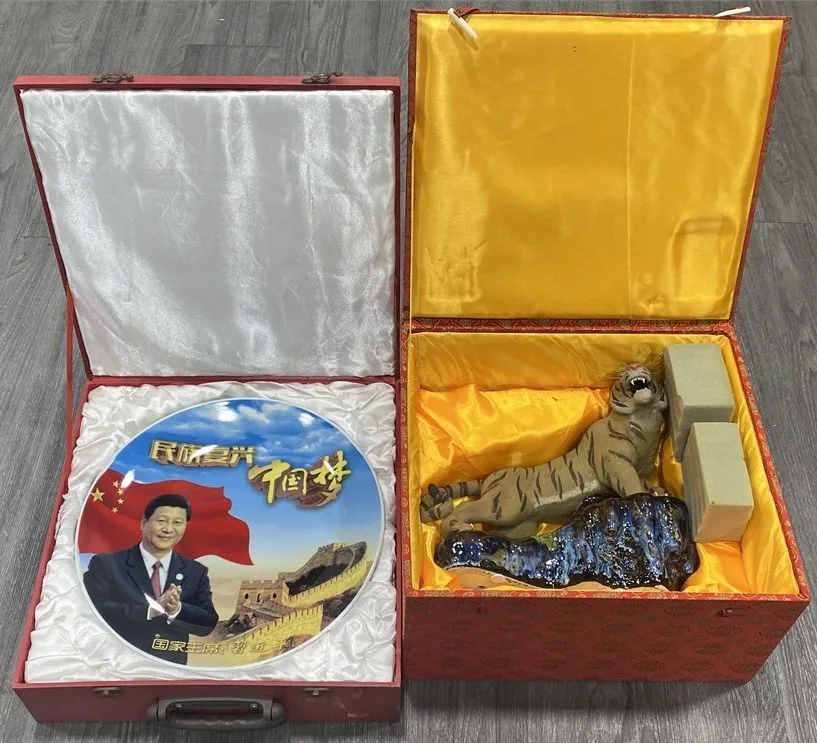 Porcelain Tiger Statue & Xi Jinping Charger Plate – Boxed thumbnail