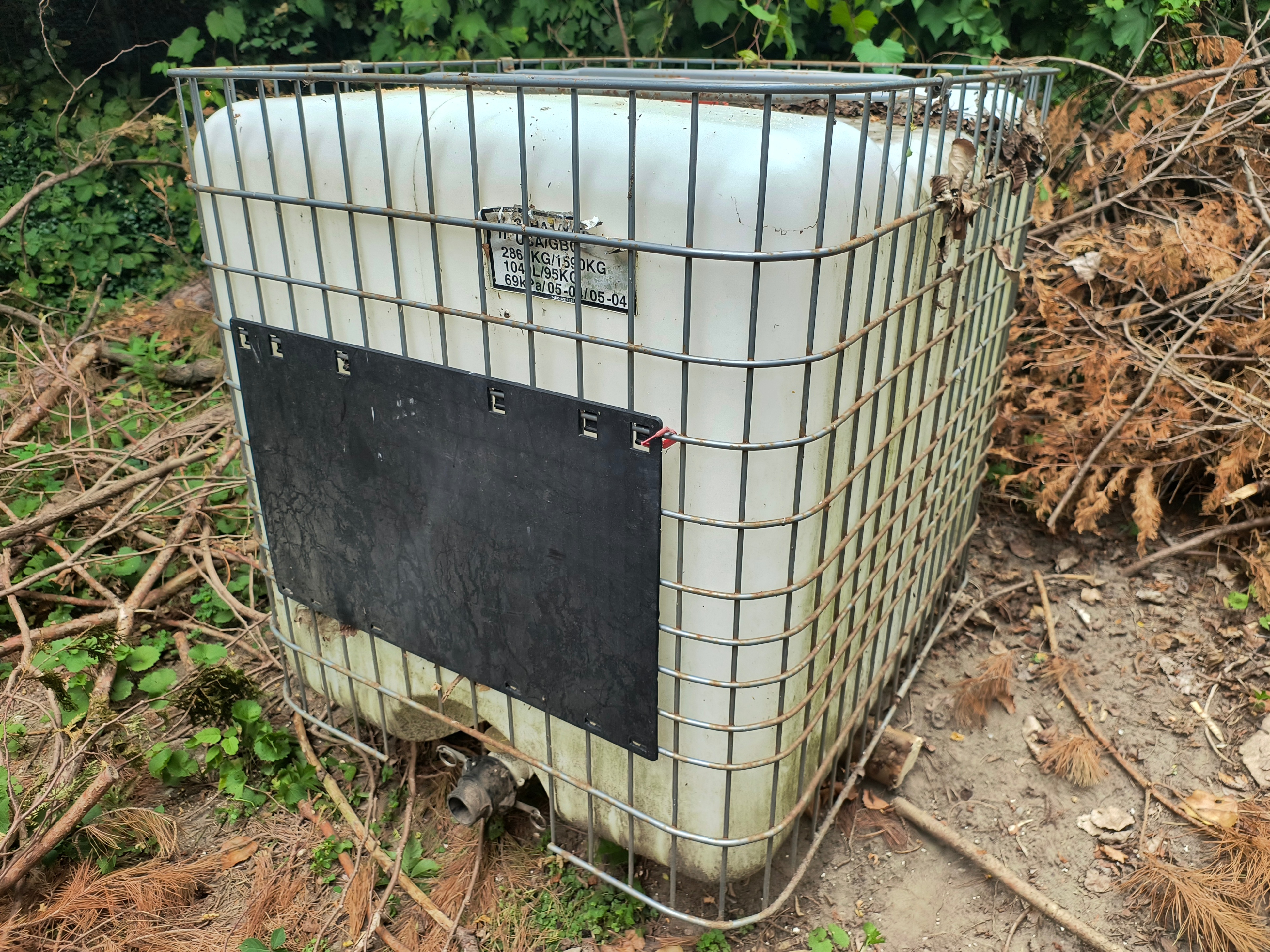 1000l litre tank tote water/liquid... make me an offer!