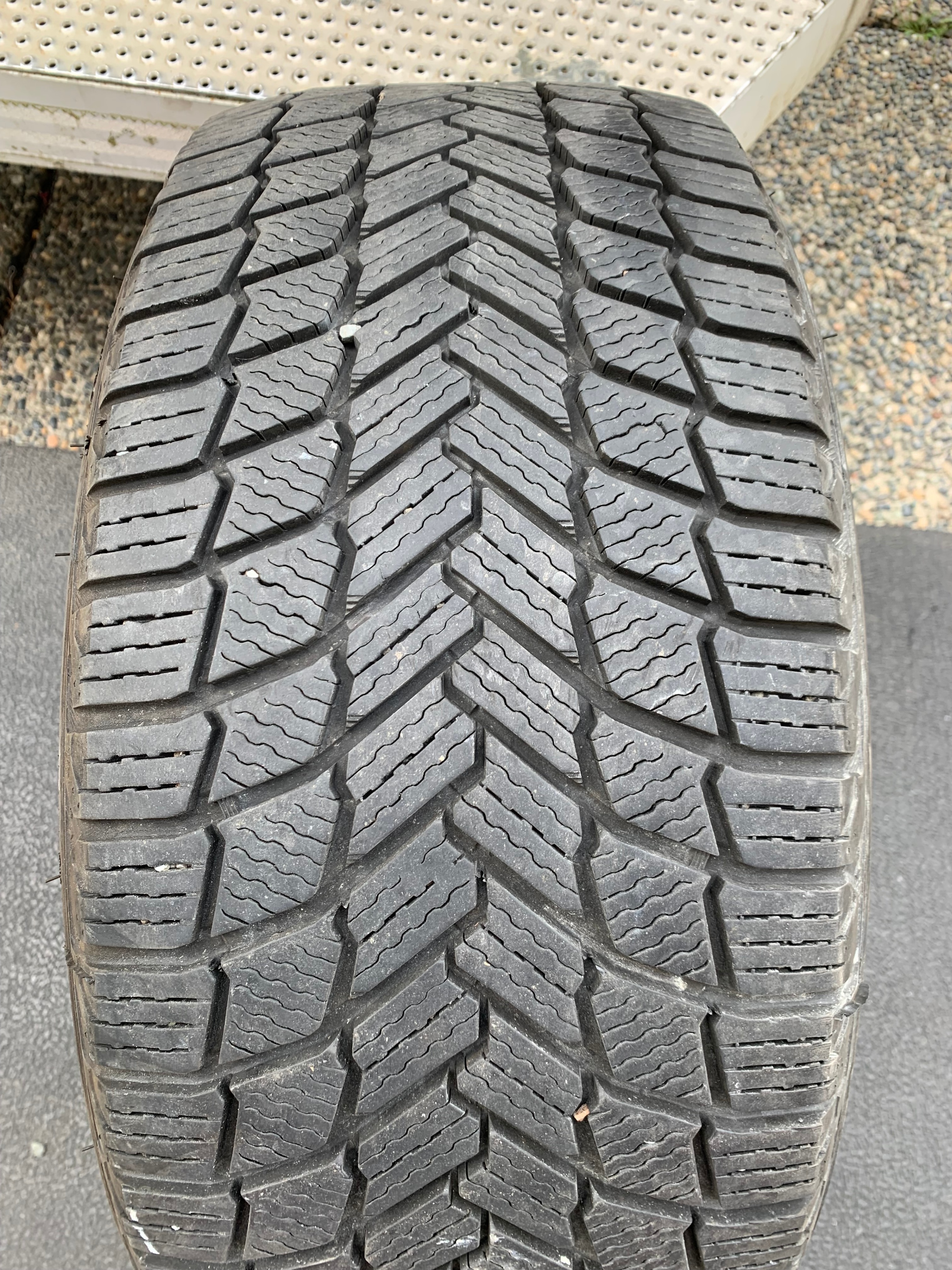 1 X single 225/40/18 Michelin X-Ice Snow with 85% tread