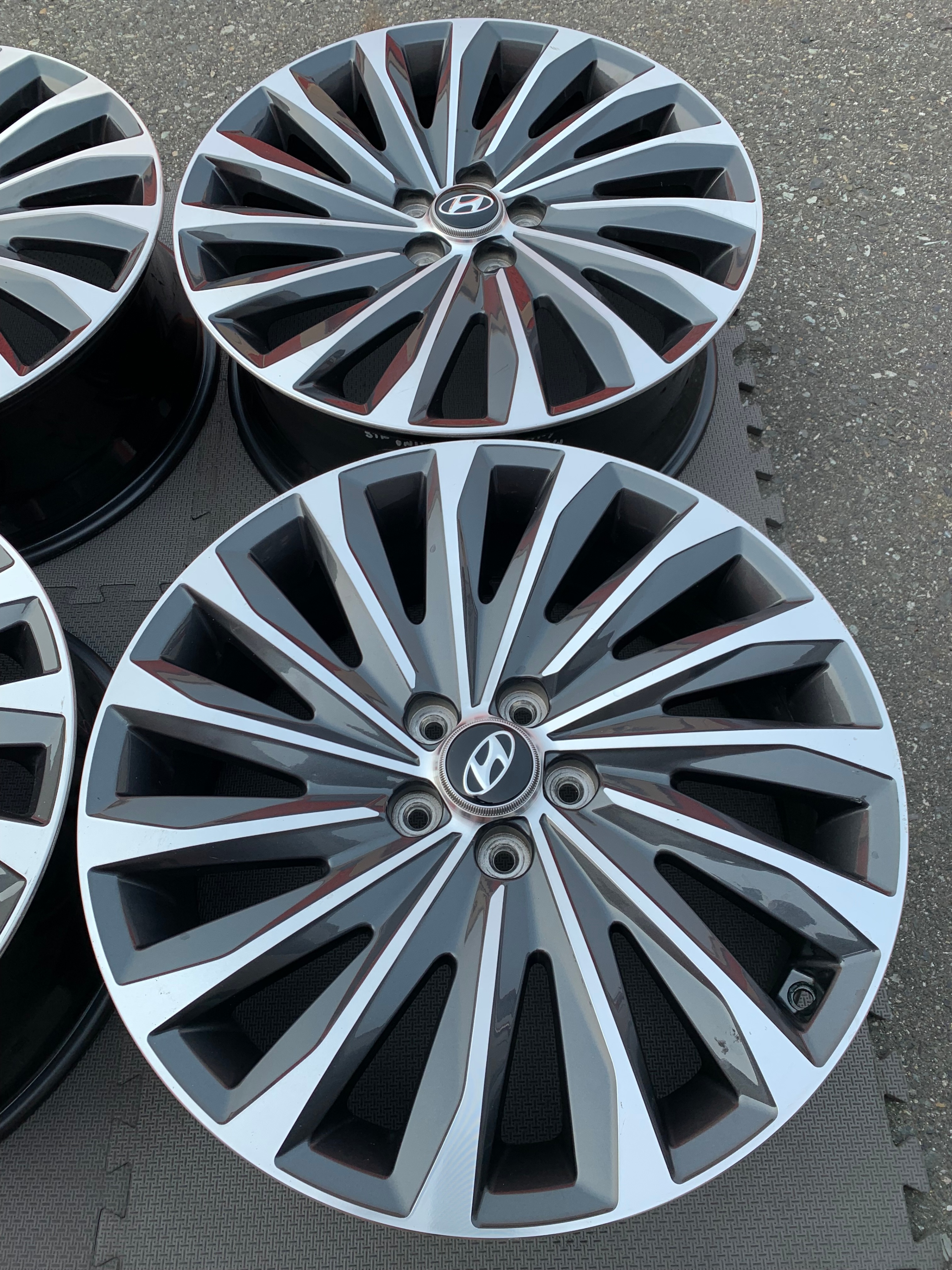 Set of 20" et49.5 Hyundai Palisade 52910-S8820 calligraphy rims - photo 2
