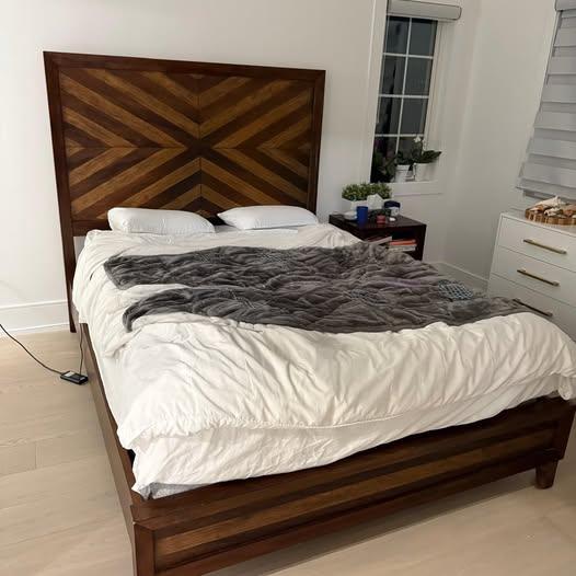 Queen size bed with a mattress + bedside cabinet