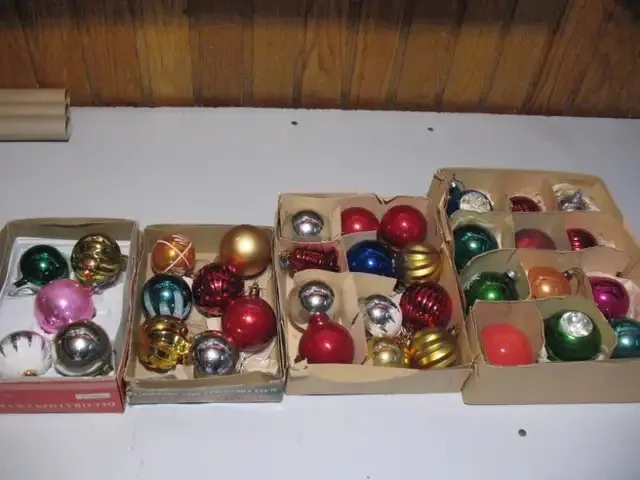 COMPLETE Christmas Tree, Lights, Decorations, and Ornaments image indicator(6)