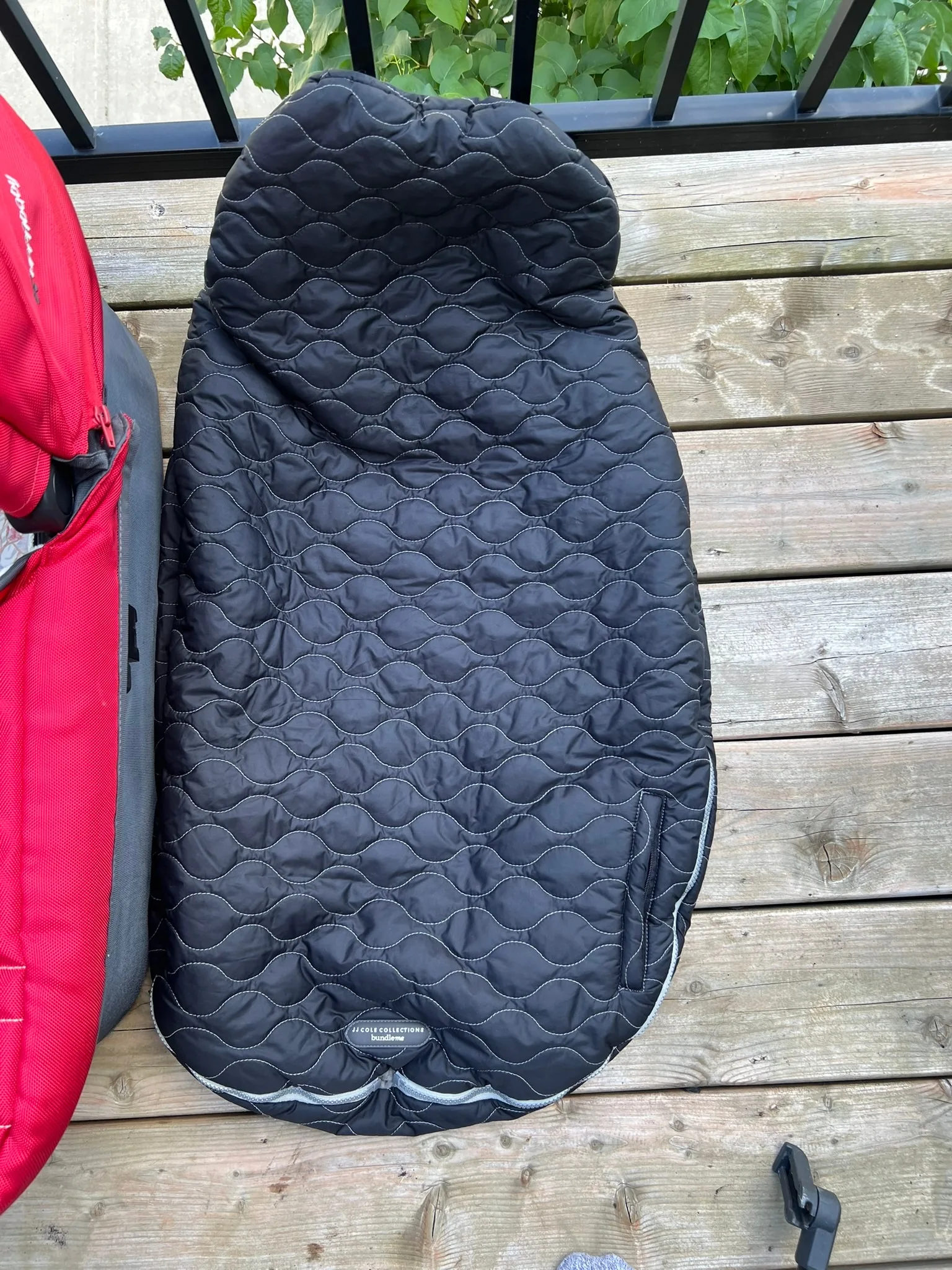 UPPAbaby Vista Stroller + Red Bassinet Set with Accessories image indicator(8)