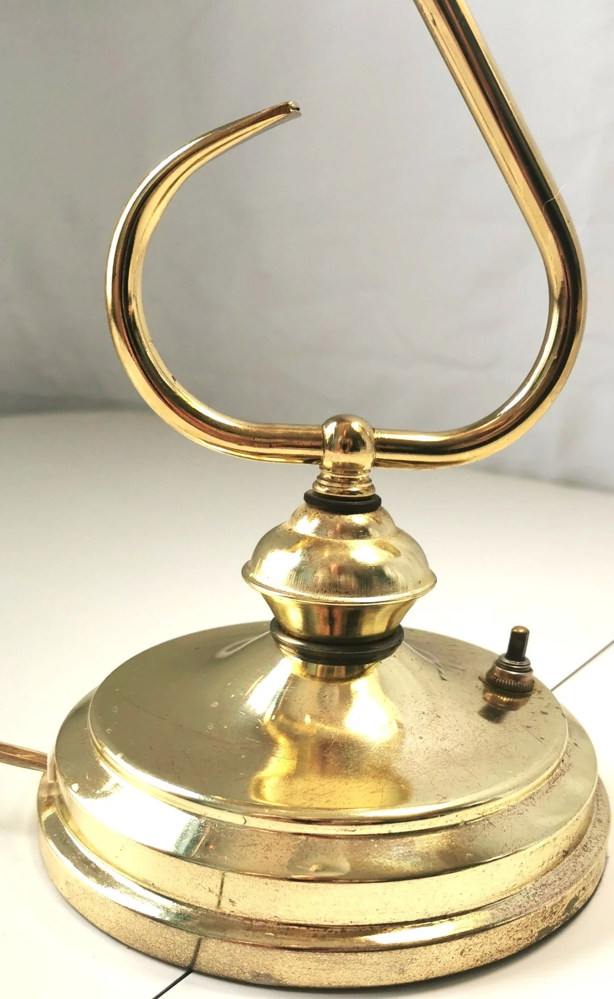 Elegant Vintage Brass Desk Lamp Frosted Embossed Glass Shade image indicator(3)