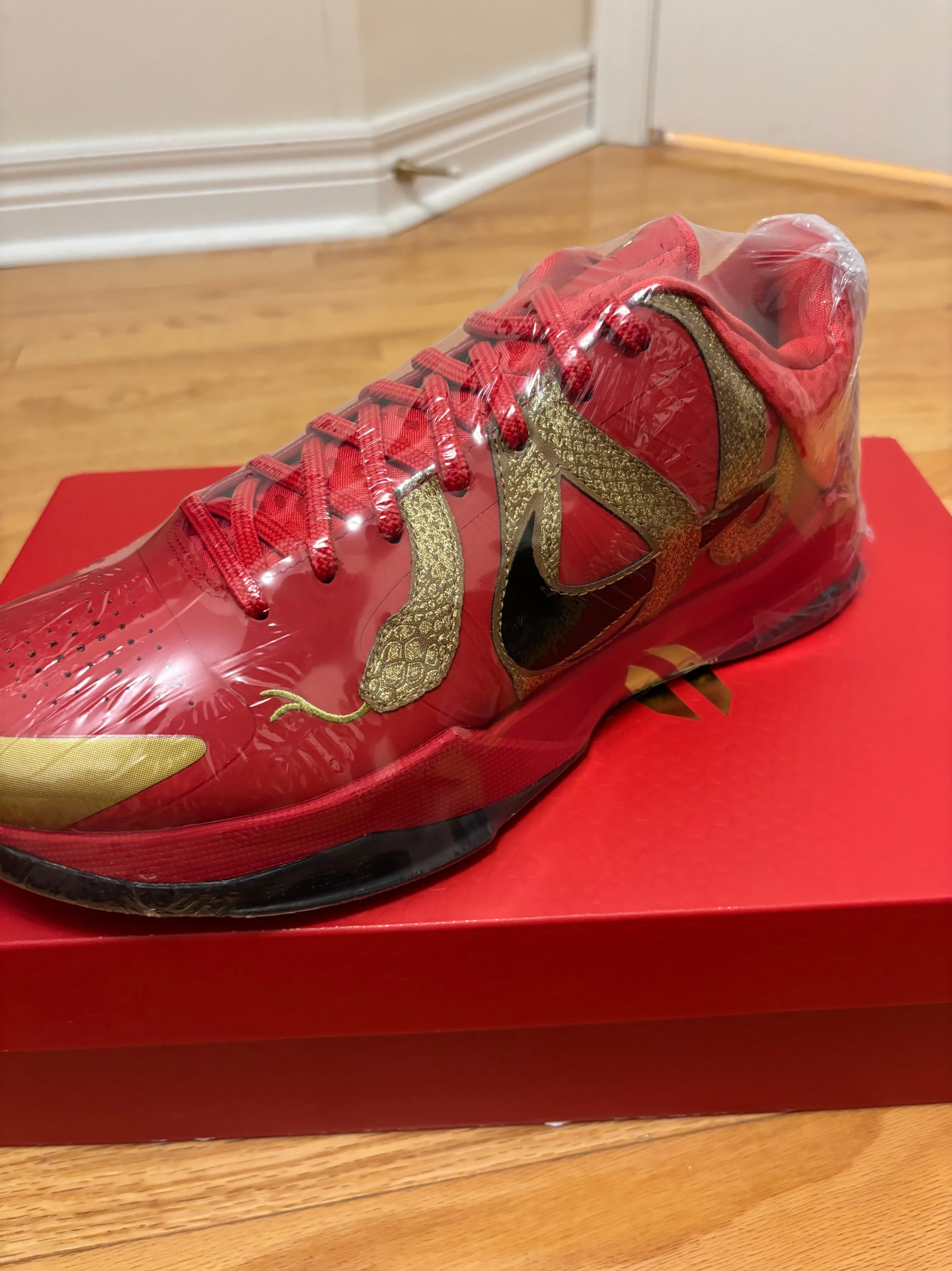 Last pair!Exclusive!Kobe 5 University Red Size 10 3000%Authentic image indicator(4)