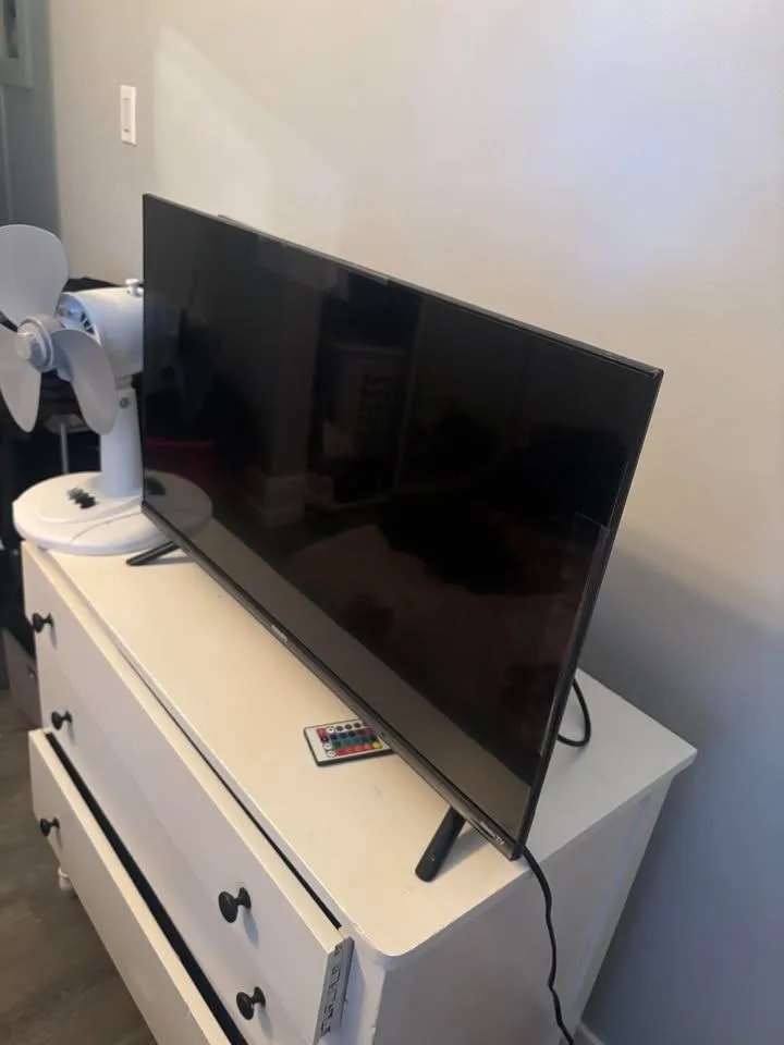 ROKU 28'' TELEVISON (PERFECT CONDITION)