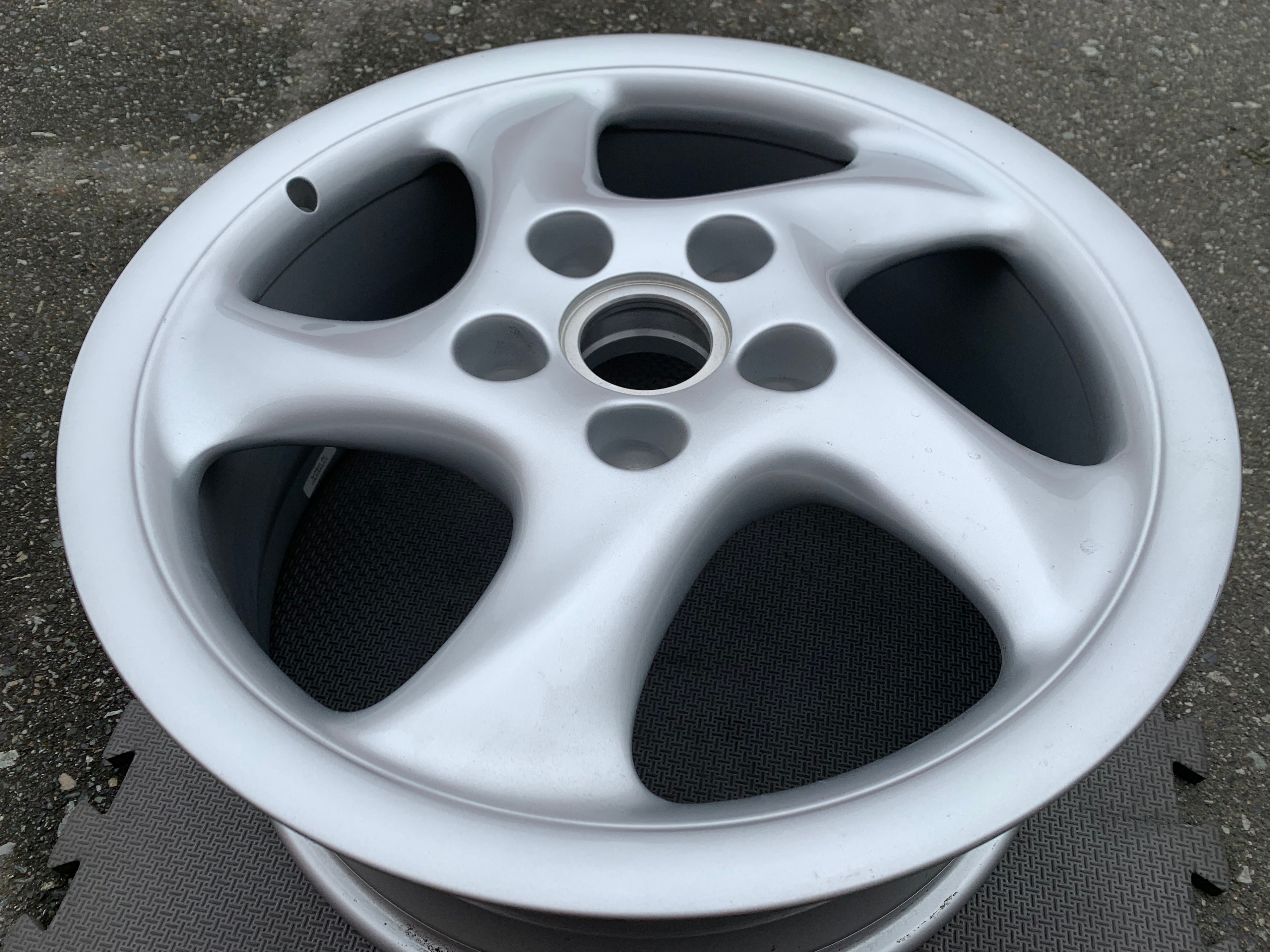 1 X Single Genuine Porsche 18X8 OEM turbo twist rim in Brand New - photo 2