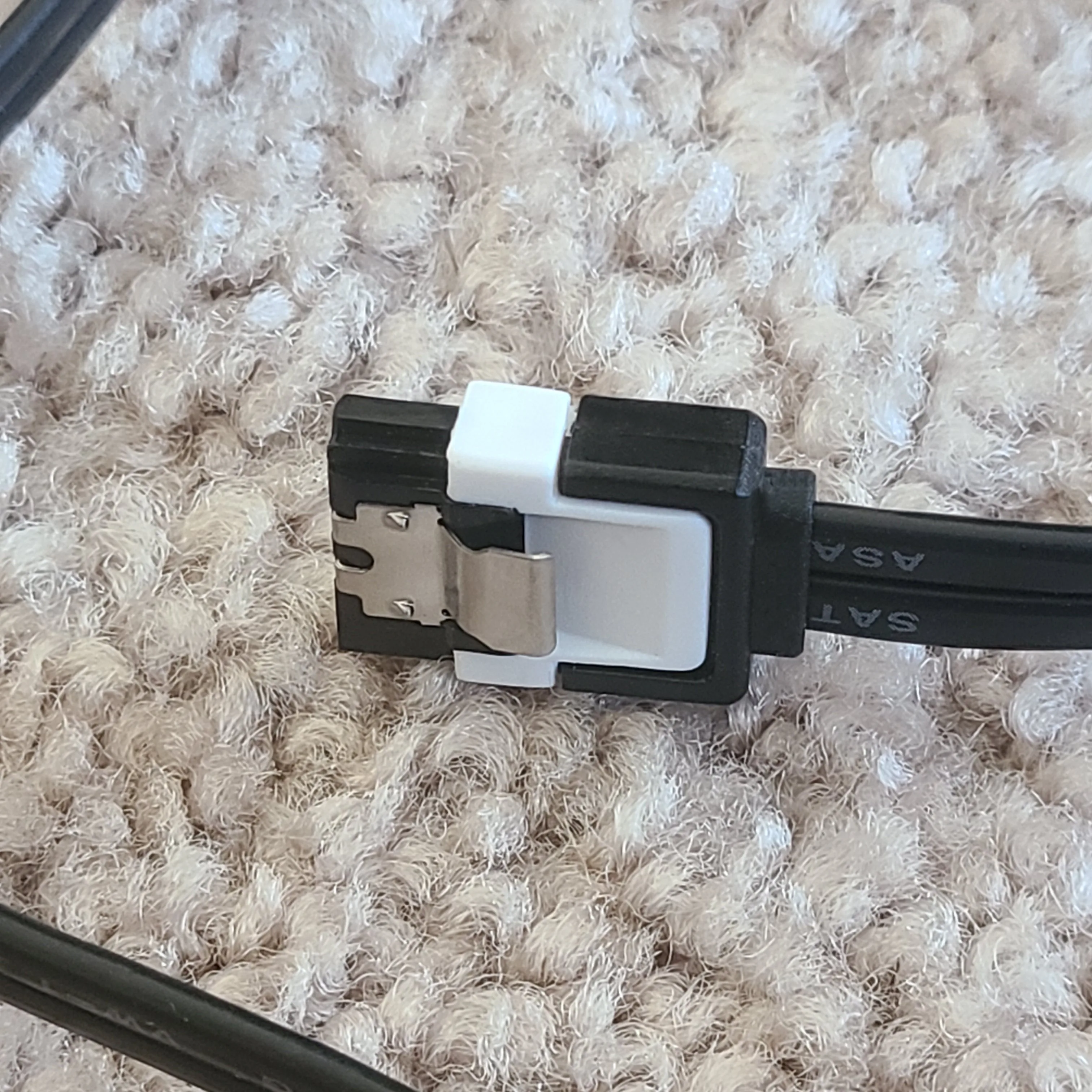 Original Asus SATA III 6.0GB/s cable with latch image indicator(2)