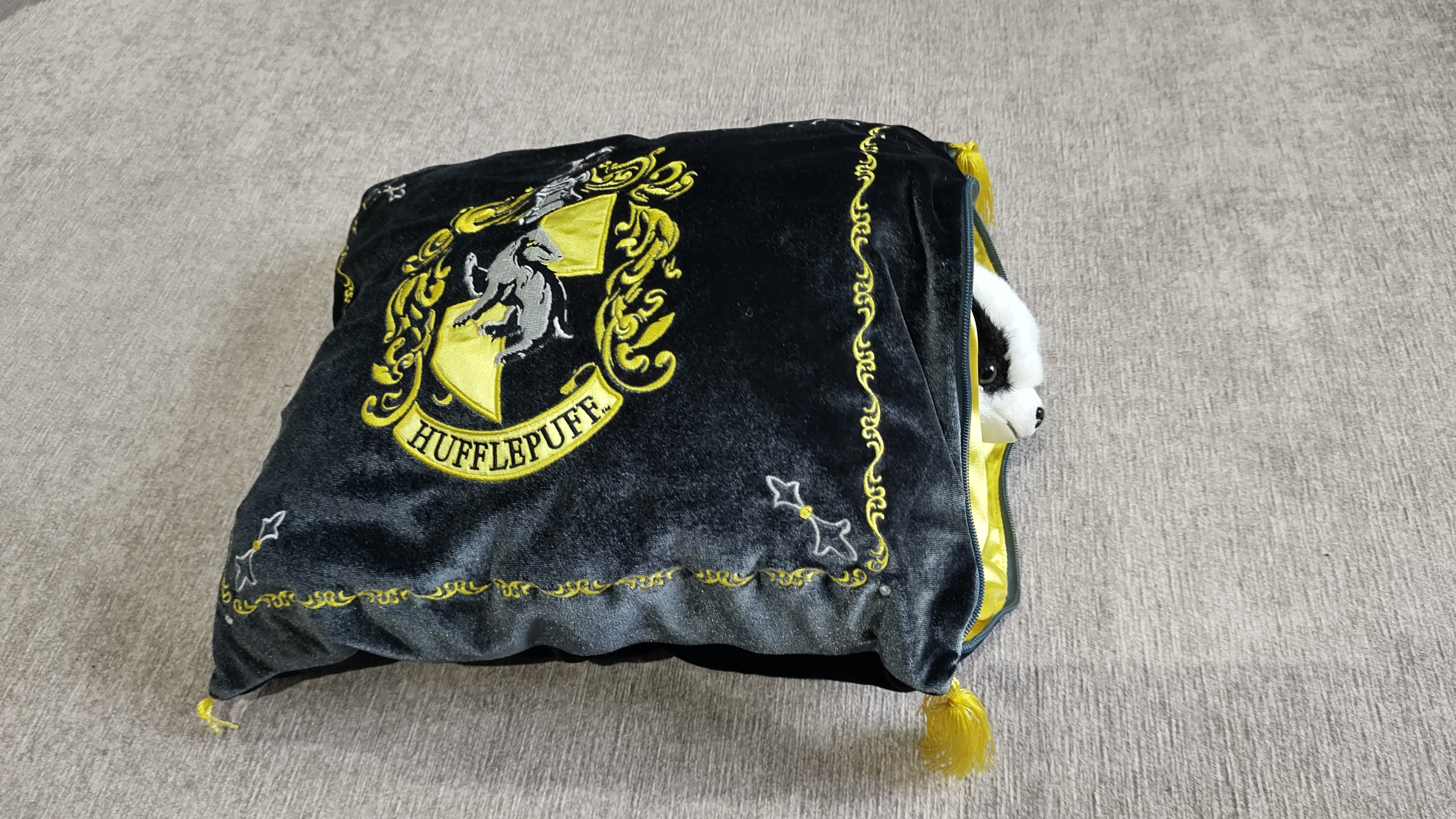 Harry Potter Hufflepuff Pillow and Badger Plushie - photo 2