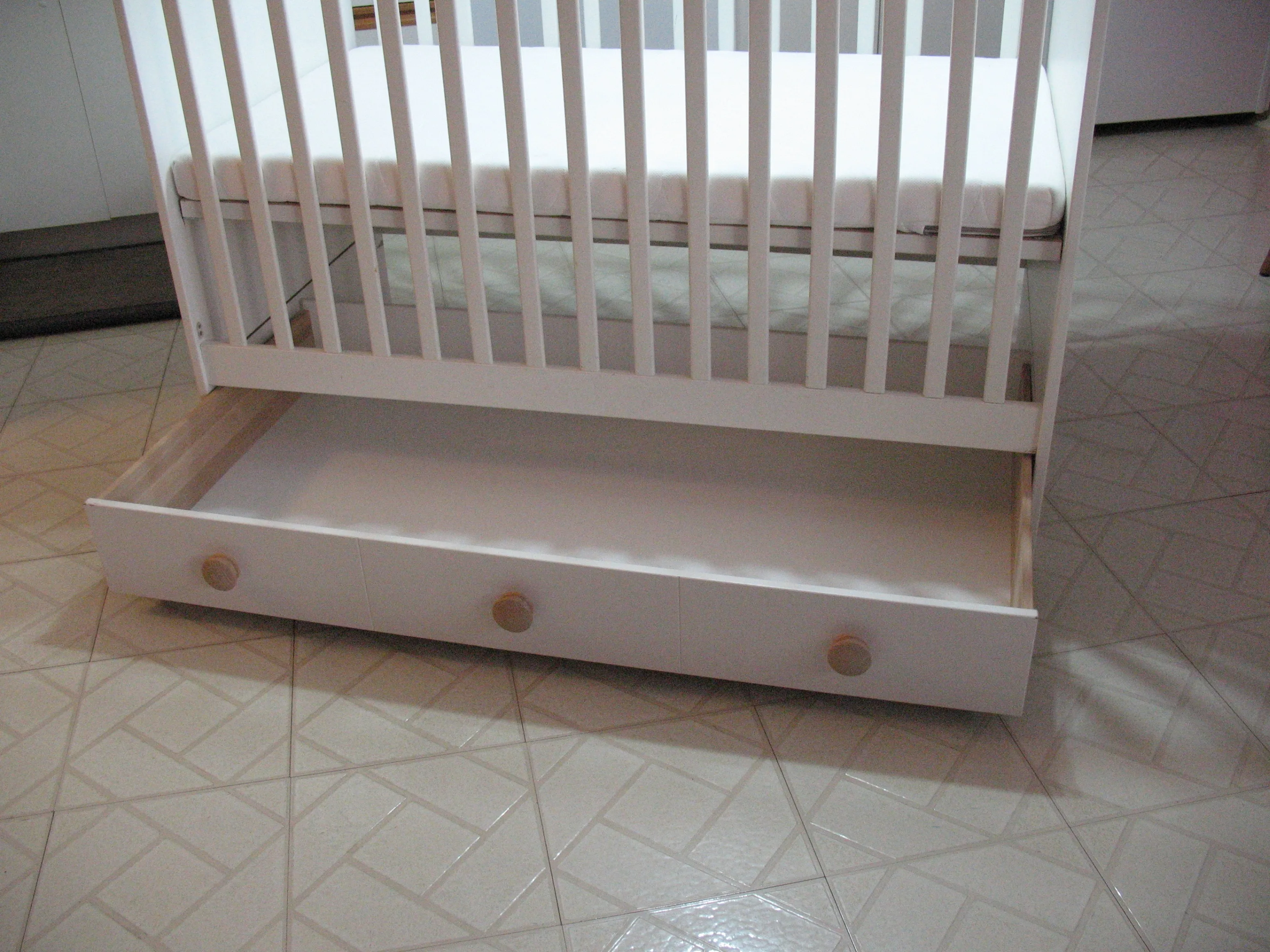 Baby Crib, LIKE NEW (with Free Mattress) image indicator(4)