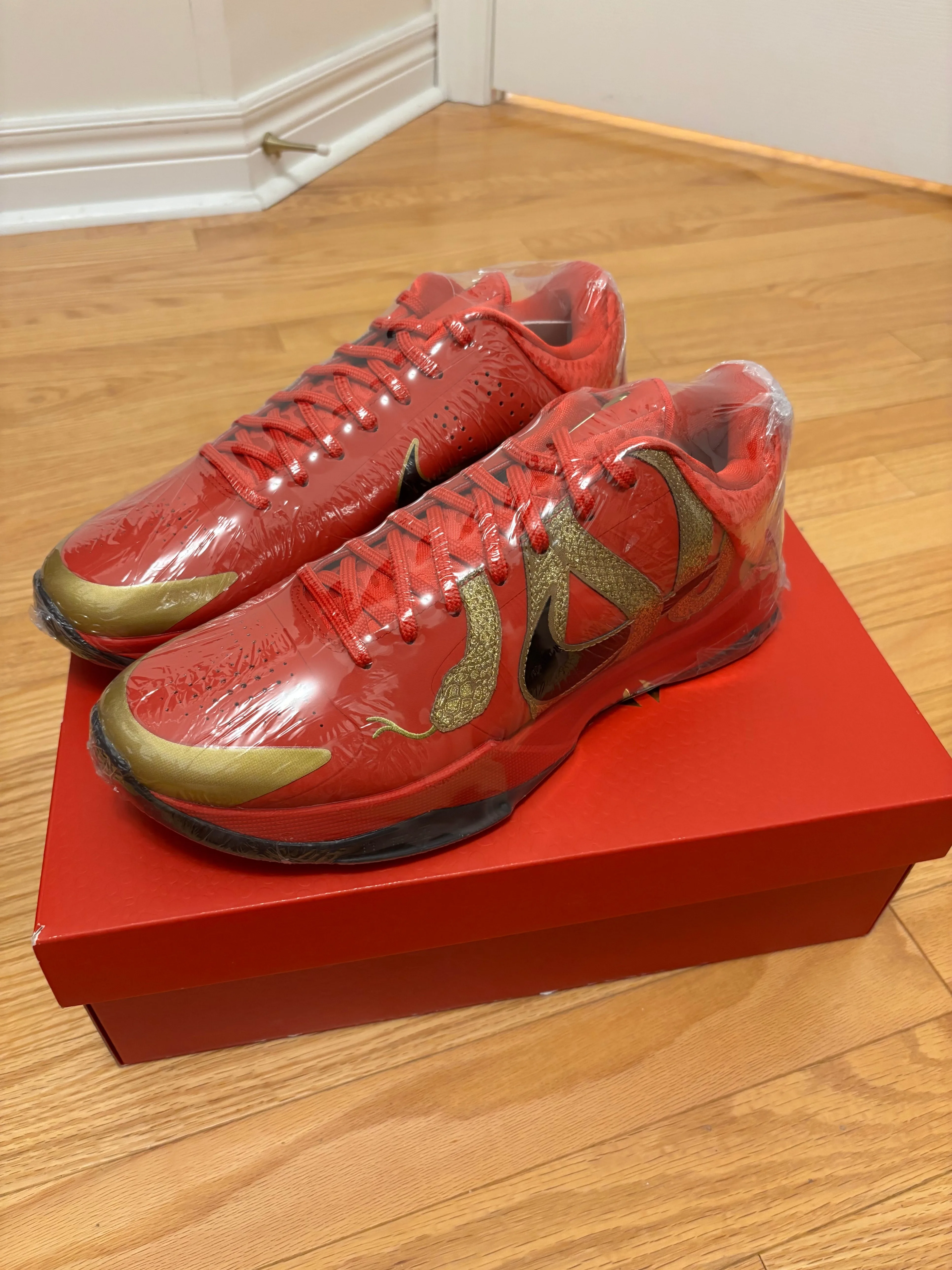 Last pair!Exclusive!Kobe 5 University Red Size 10 3000%Authentic image indicator(3)