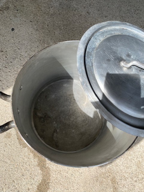 22L Aluminum Stock Pot with Lid – Well Used, Great for Sauce! - photo 2