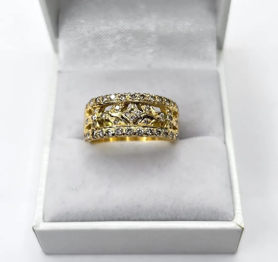 18K Yellow Gold Ring With Various Diamonds thumbnail