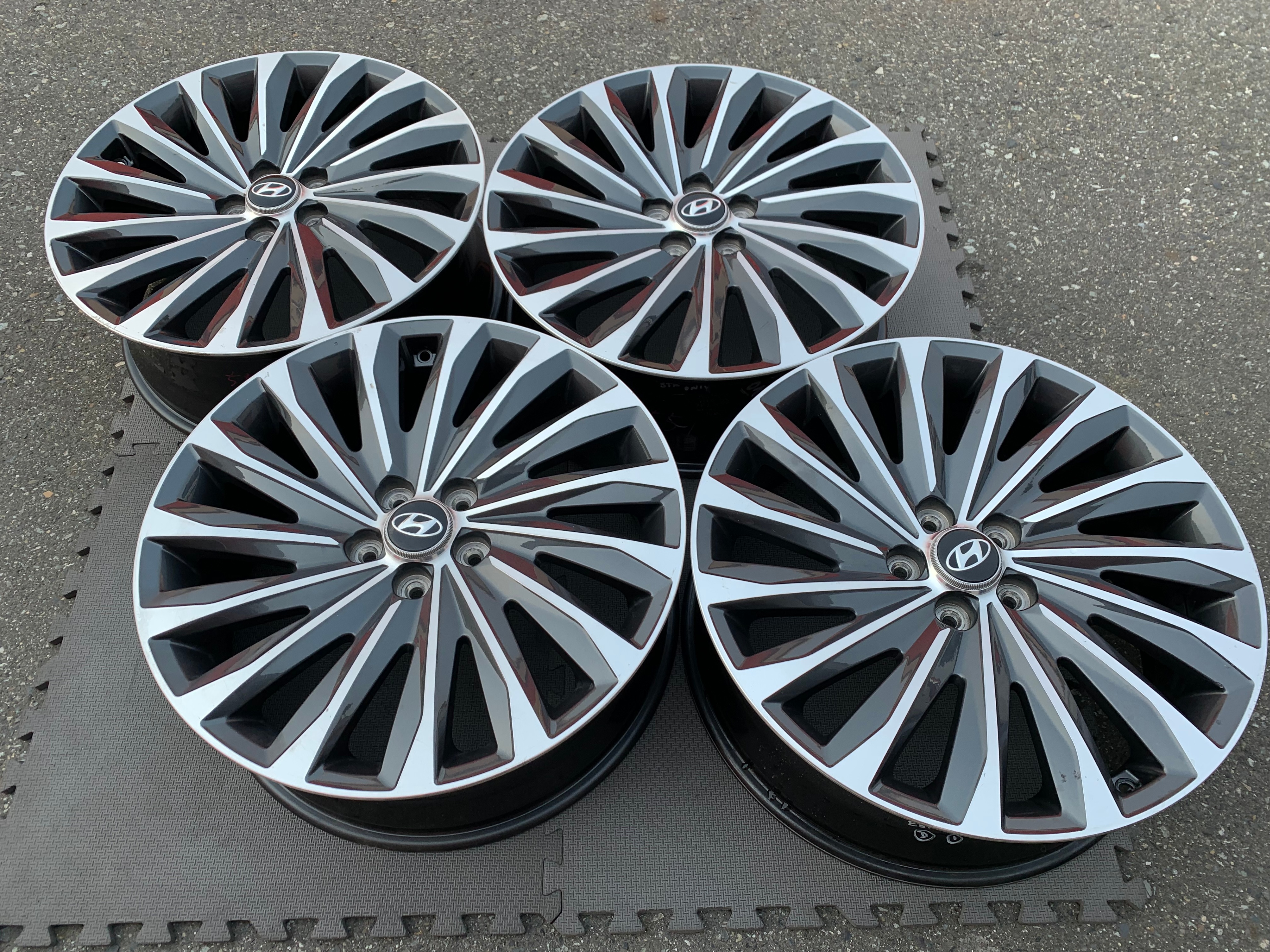 Set of 20" et49.5 Hyundai Palisade 52910-S8820 calligraphy rims - photo 4