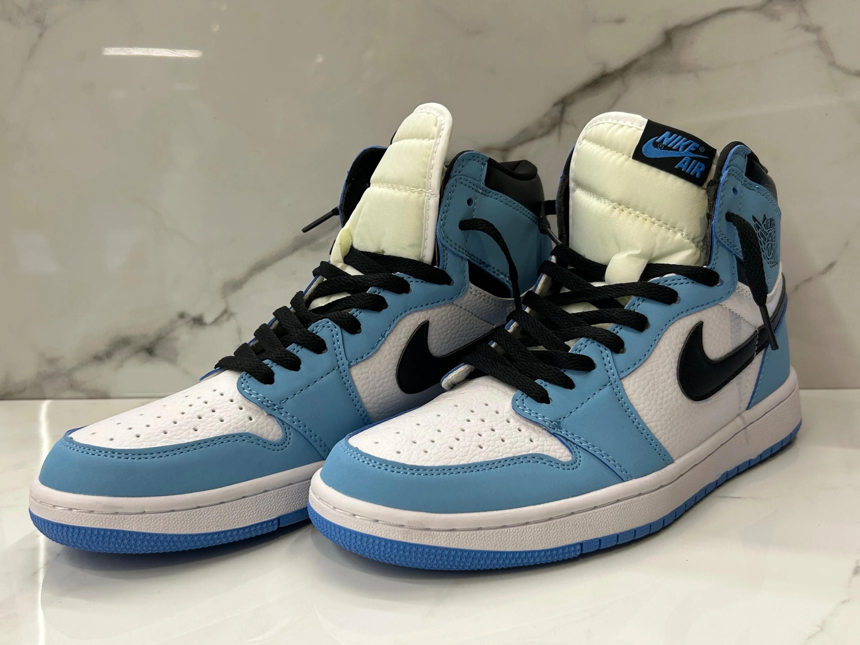 Nike Air Jordan 1 Retro High OG 'UNC University Blue' thumbnail