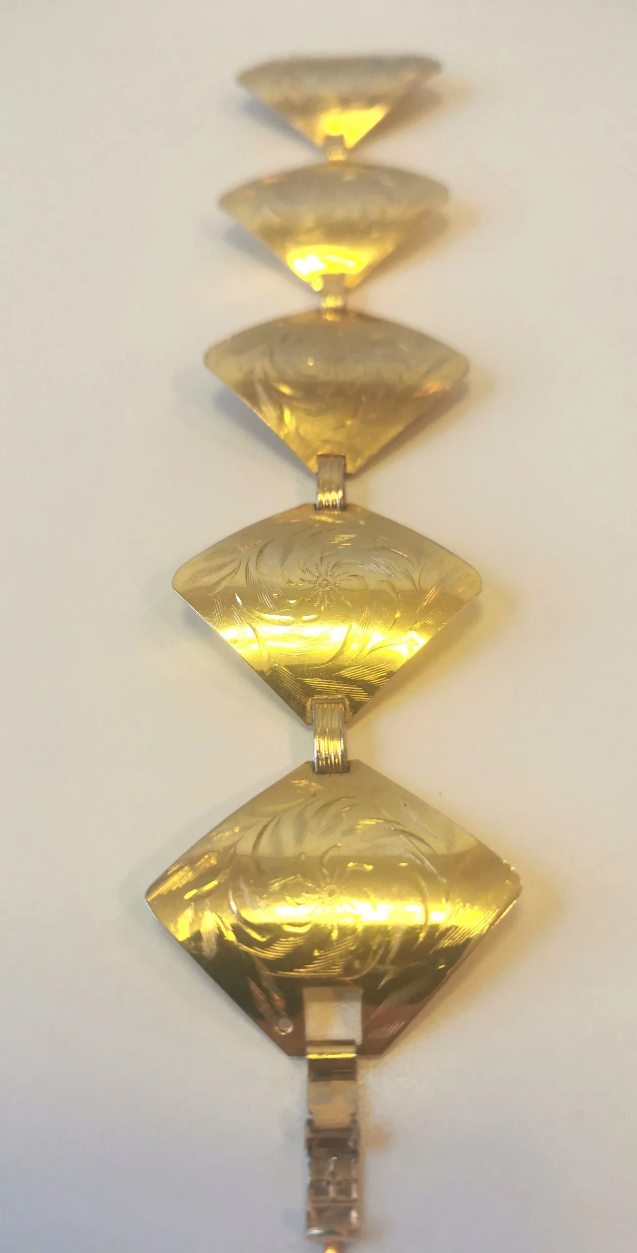 Bracelet 7" Size Med. Gold Toned Diamond Pattern Design Vintage image indicator(6)