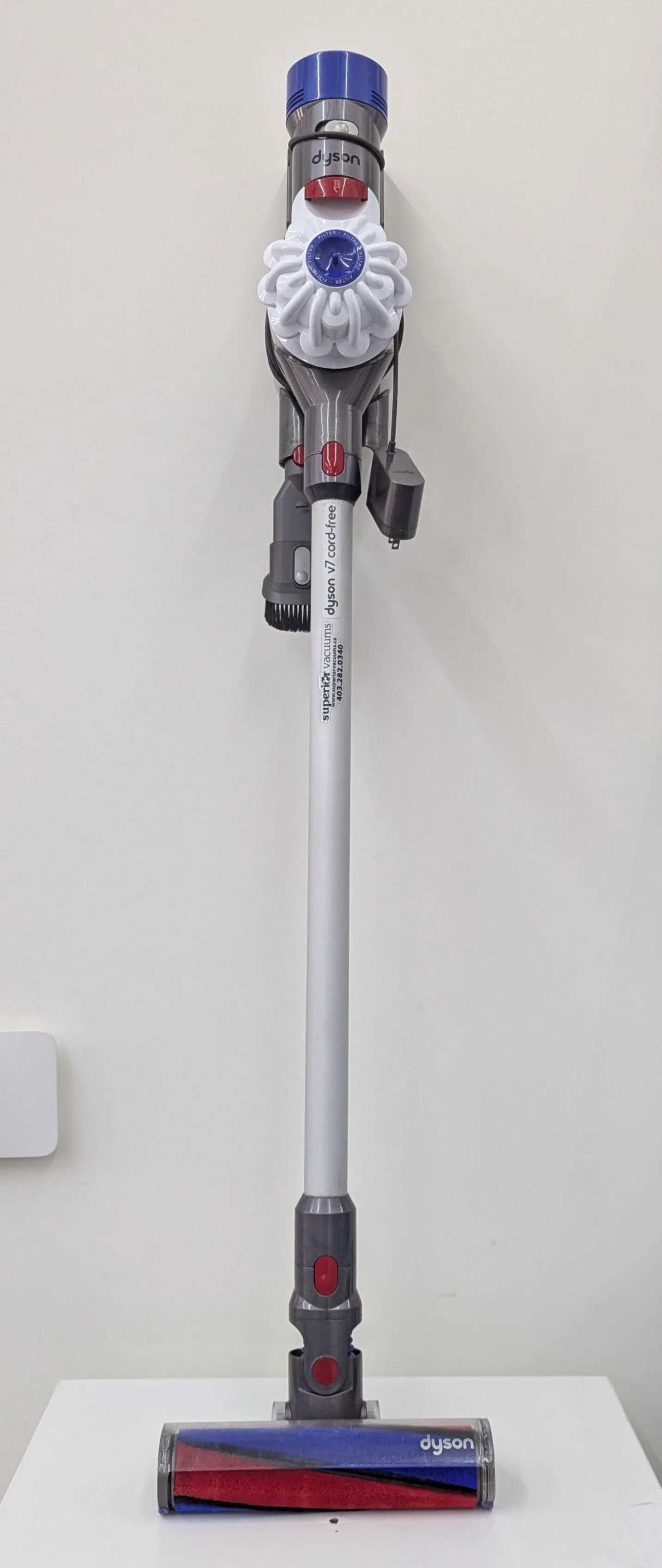 Dyson V7 Cordless Vacuum – Excellent Condition image indicator(2)