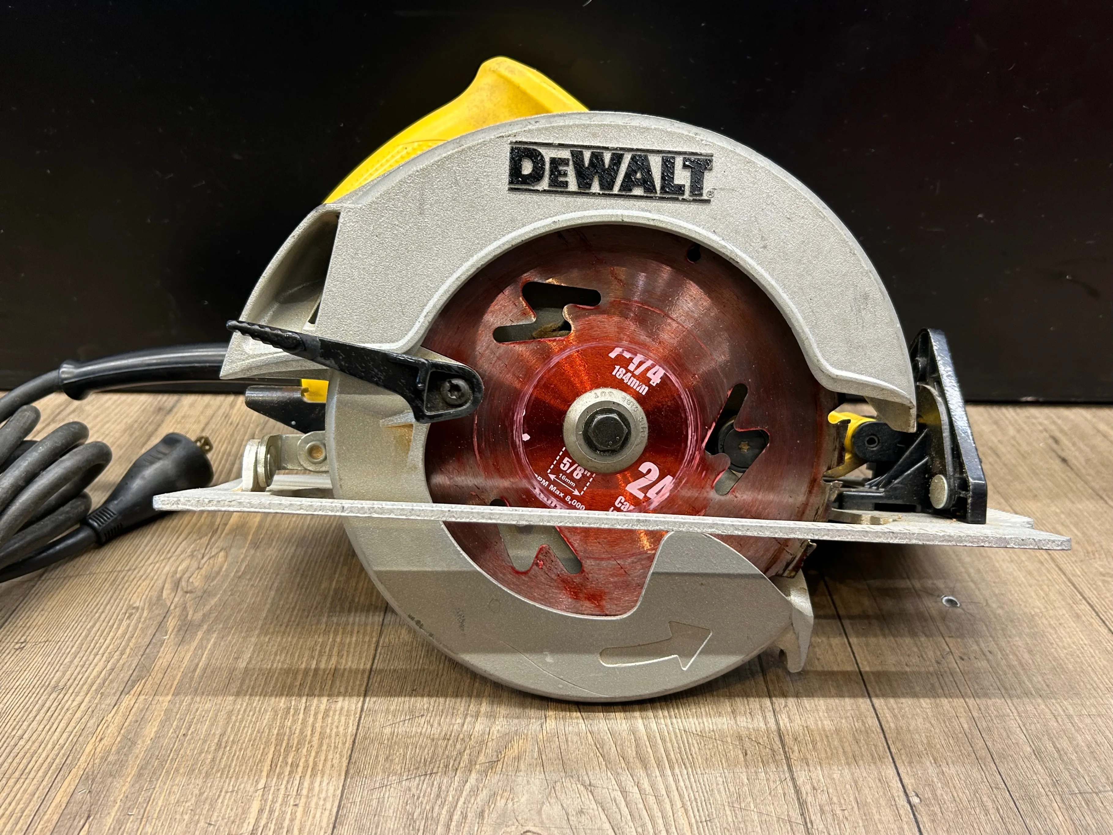 DEWALT 15 amp Corded 7 1/4-inch Lightweight Circular Saw thumbnail