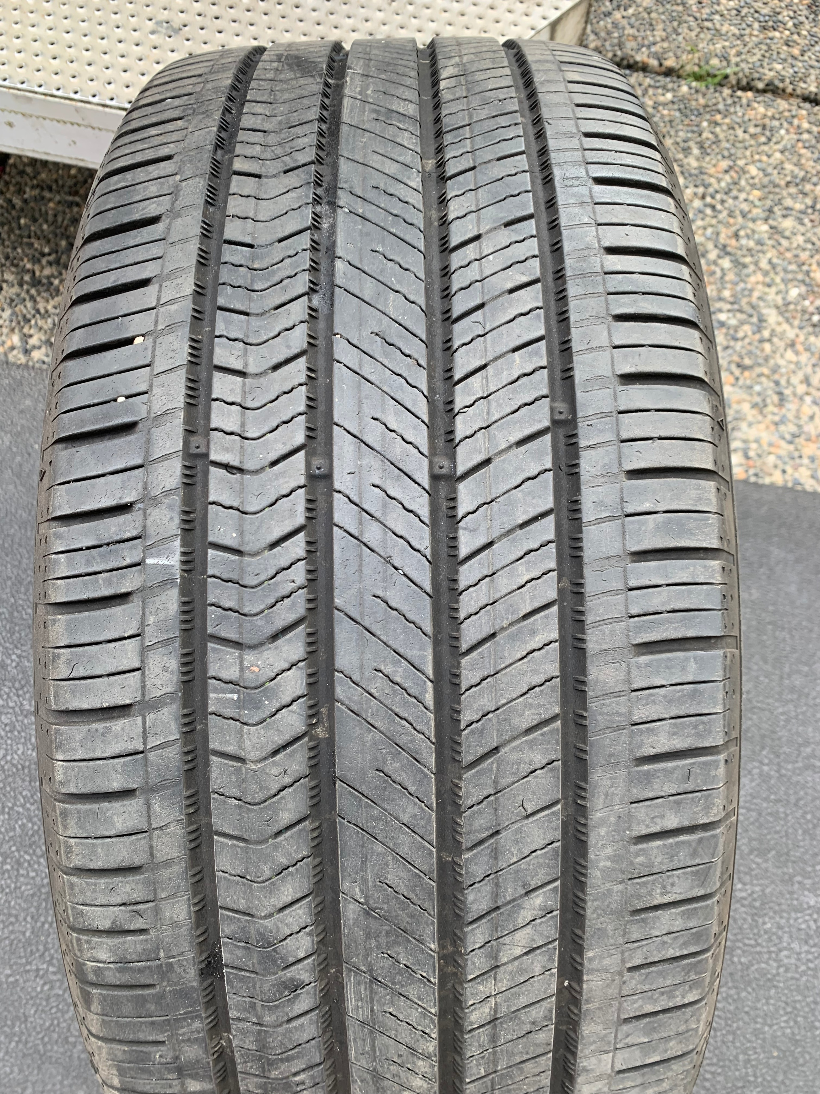 1 X single 255/45/19 Kumho Majesty 9 Solus TA91 EV 60% tread