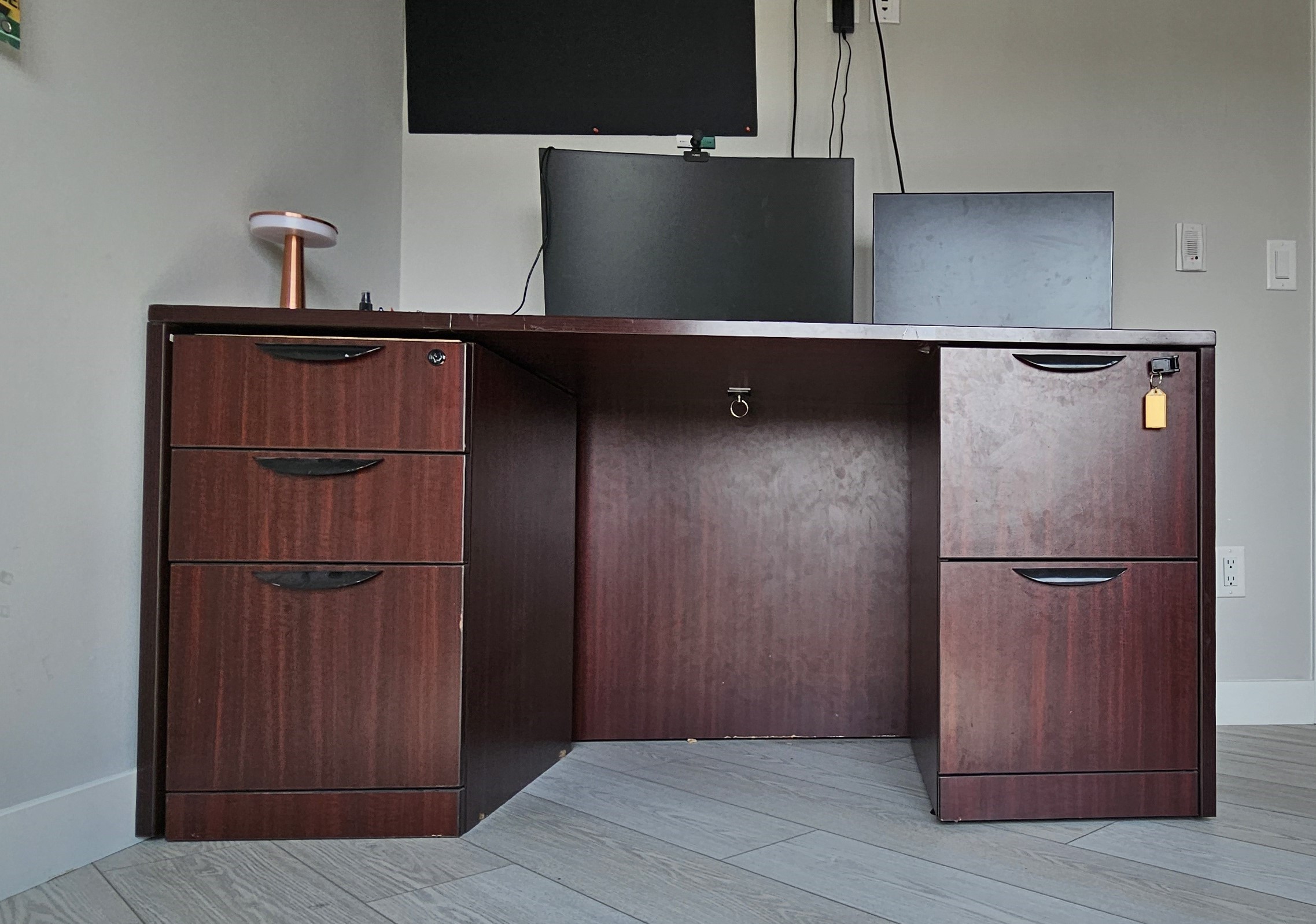 Move on Sale – Spacious Office Desk with Drawers - photo 3