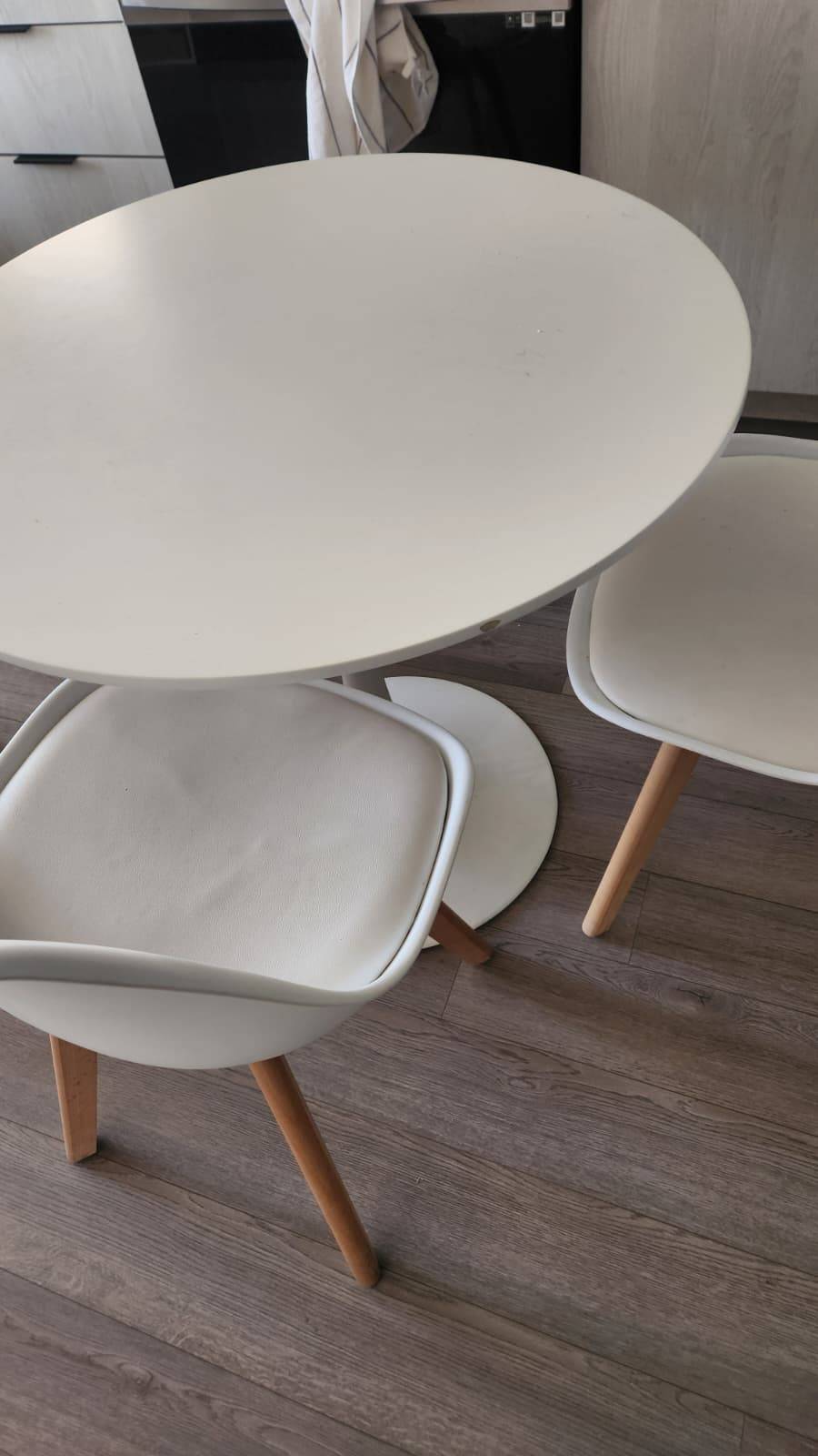 Round 31.5 inch Dining table w/ chairs - photo 3