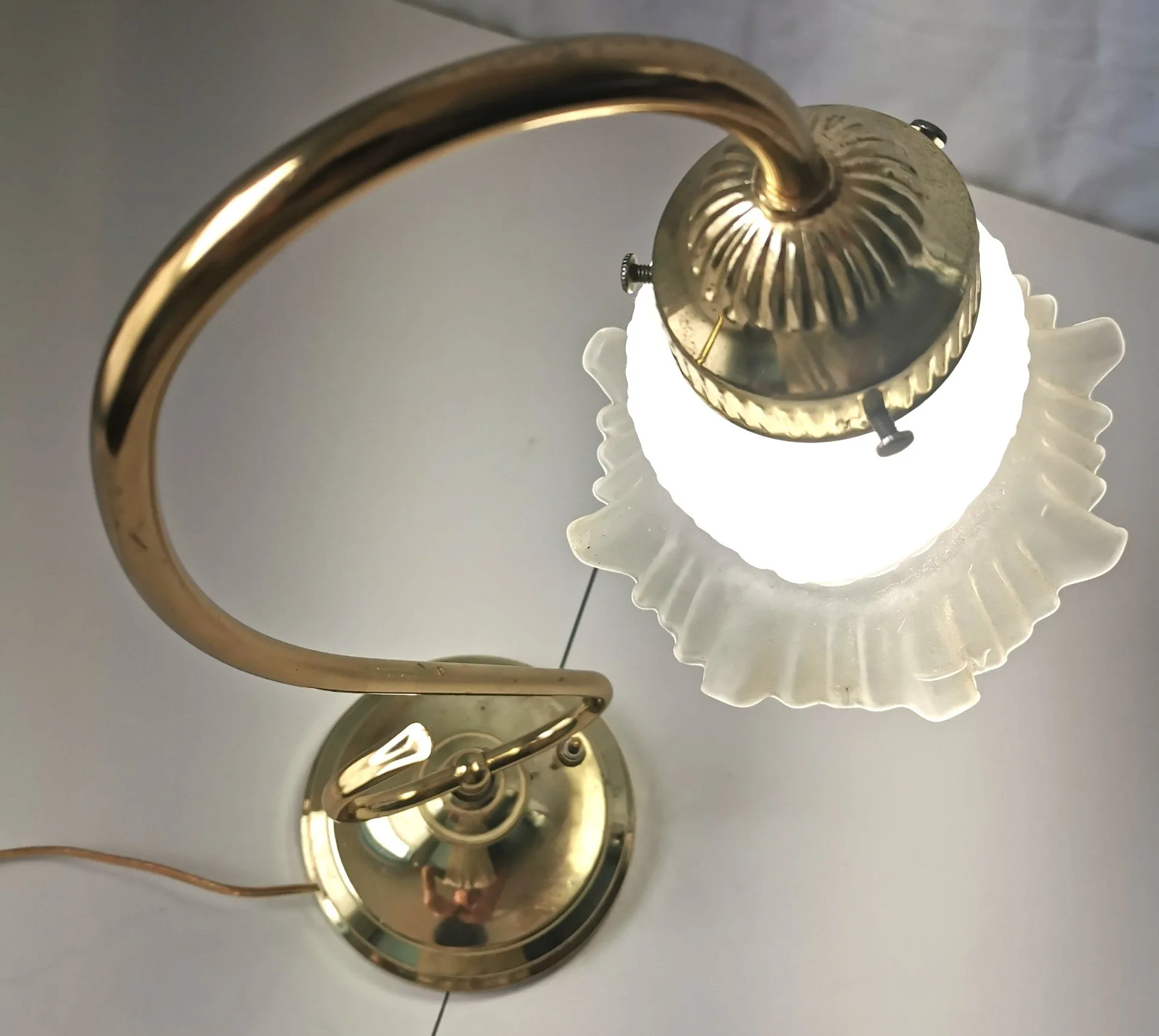 Elegant Vintage Brass Desk Lamp Frosted Embossed Glass Shade image indicator(6)