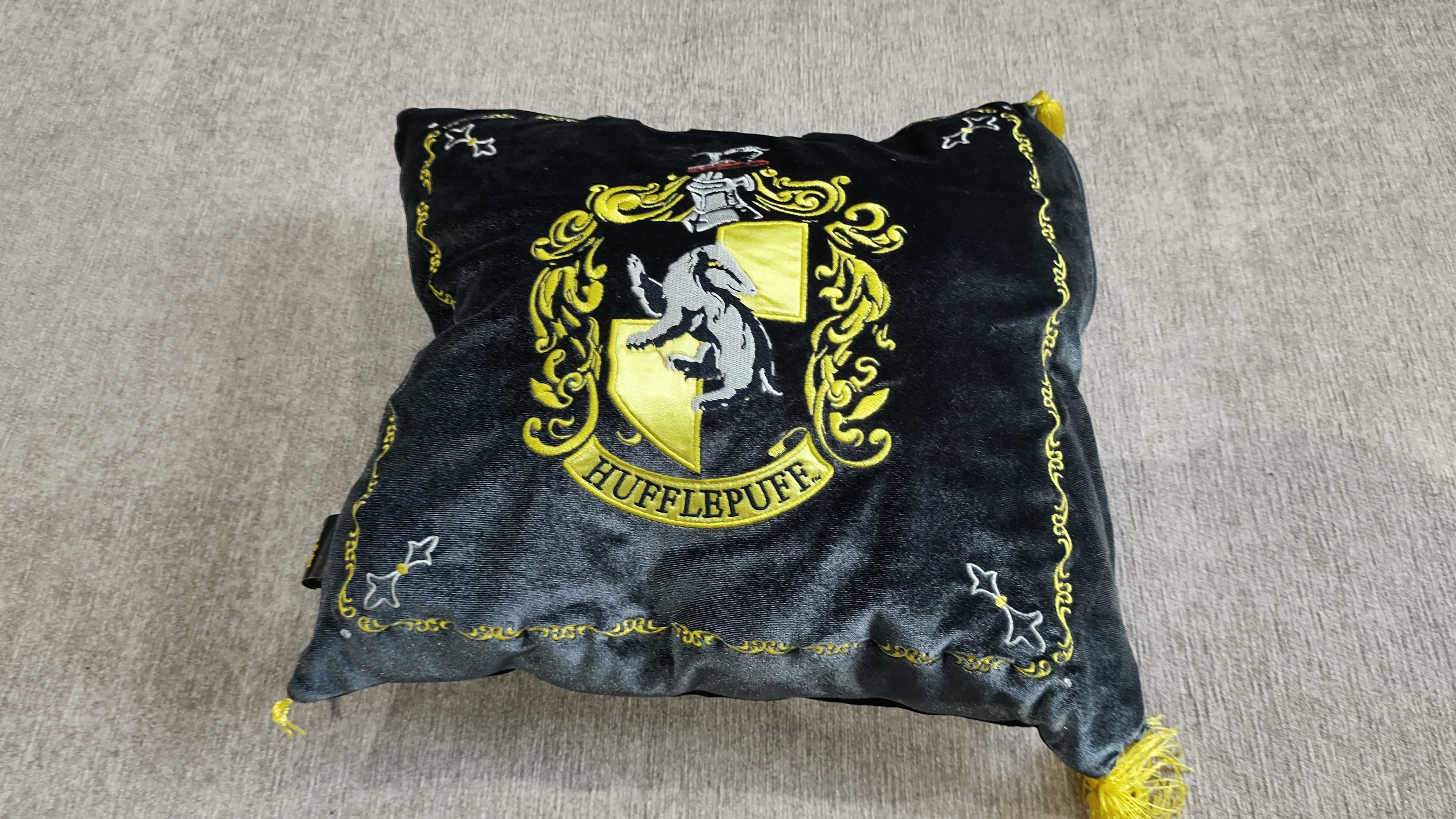 Harry Potter Hufflepuff Pillow and Badger Plushie - photo 3
