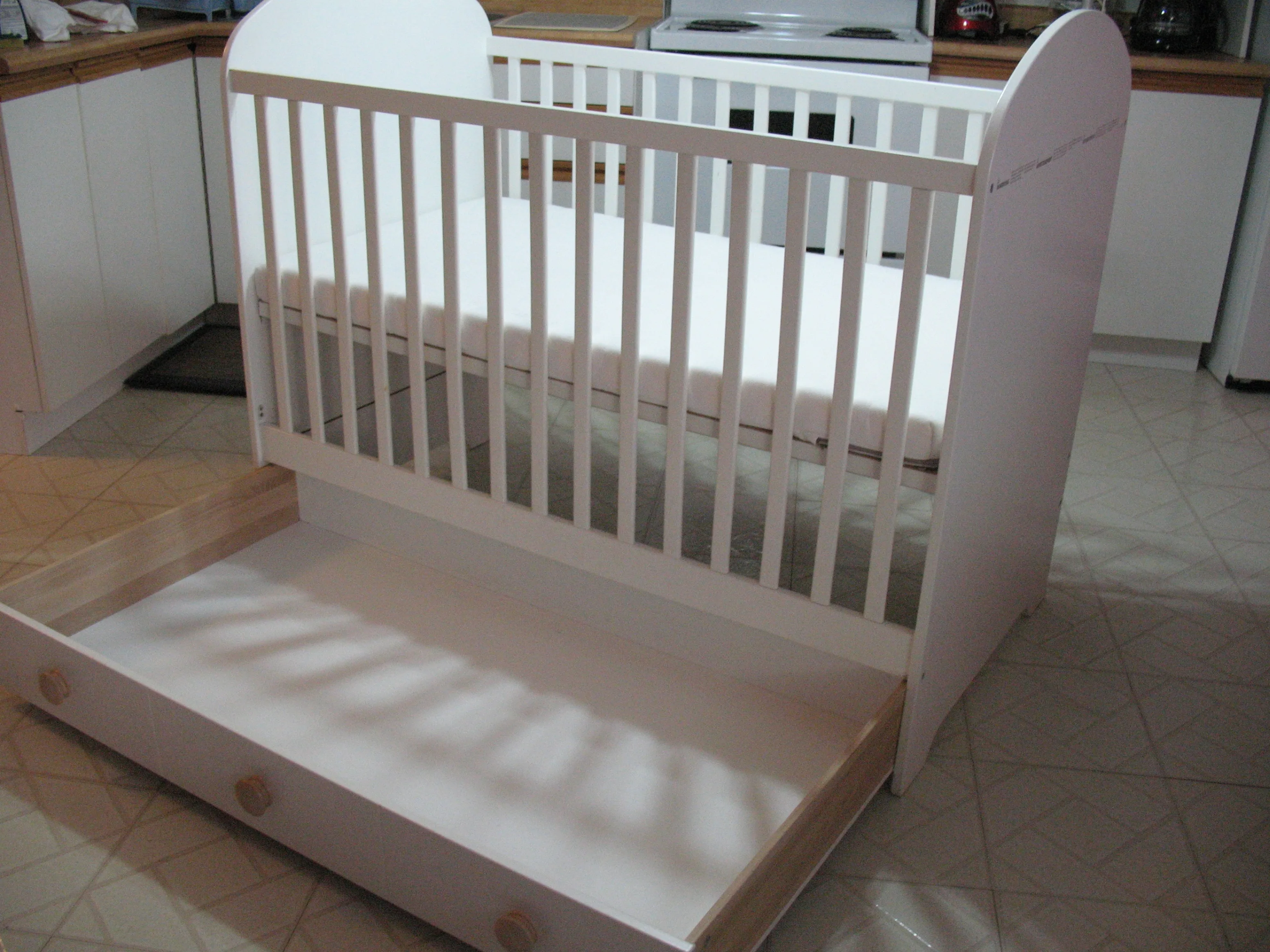 Baby Crib, LIKE NEW (with Free Mattress) image indicator(6)