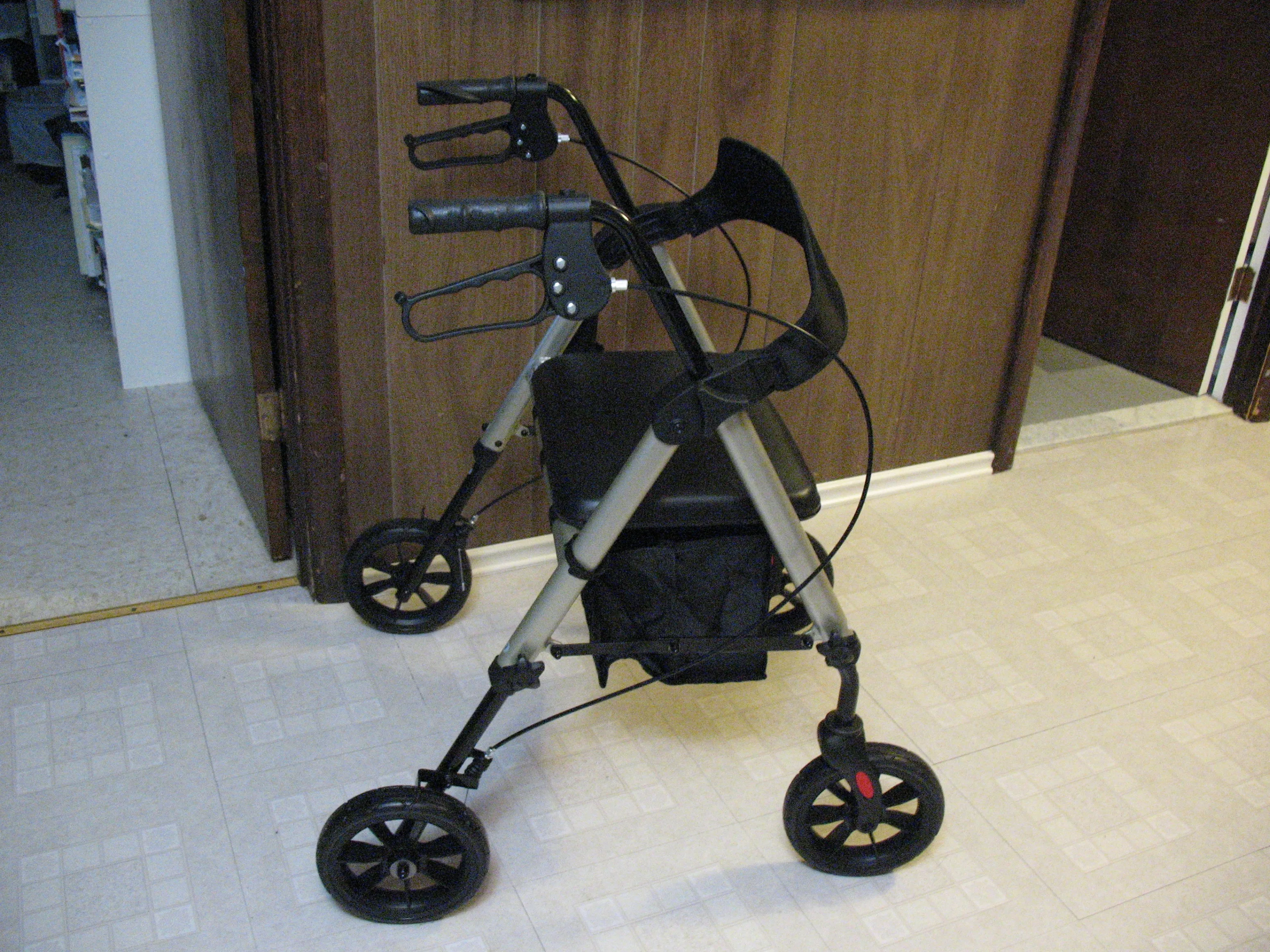 HOMELAND Rollator/Walker, BRAND NEW image indicator(6)