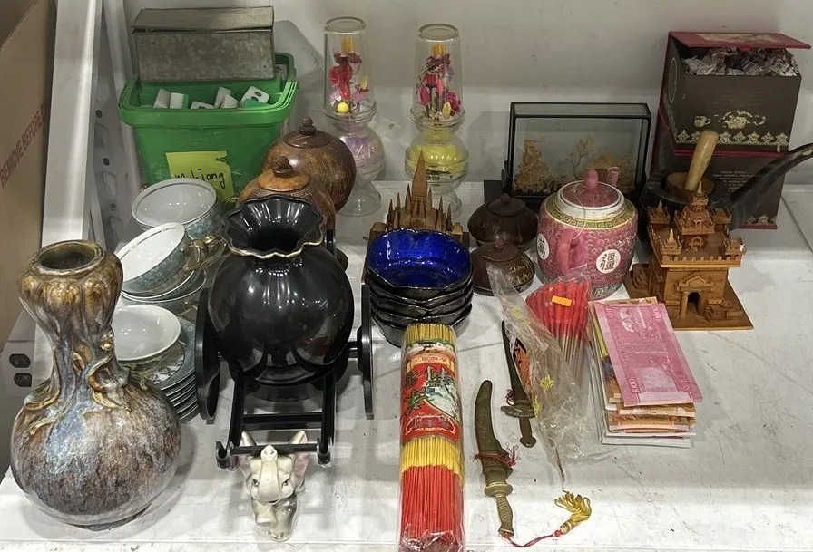 Home Décor Lot – Vintage Asian & Decorative Collectibles thumbnail