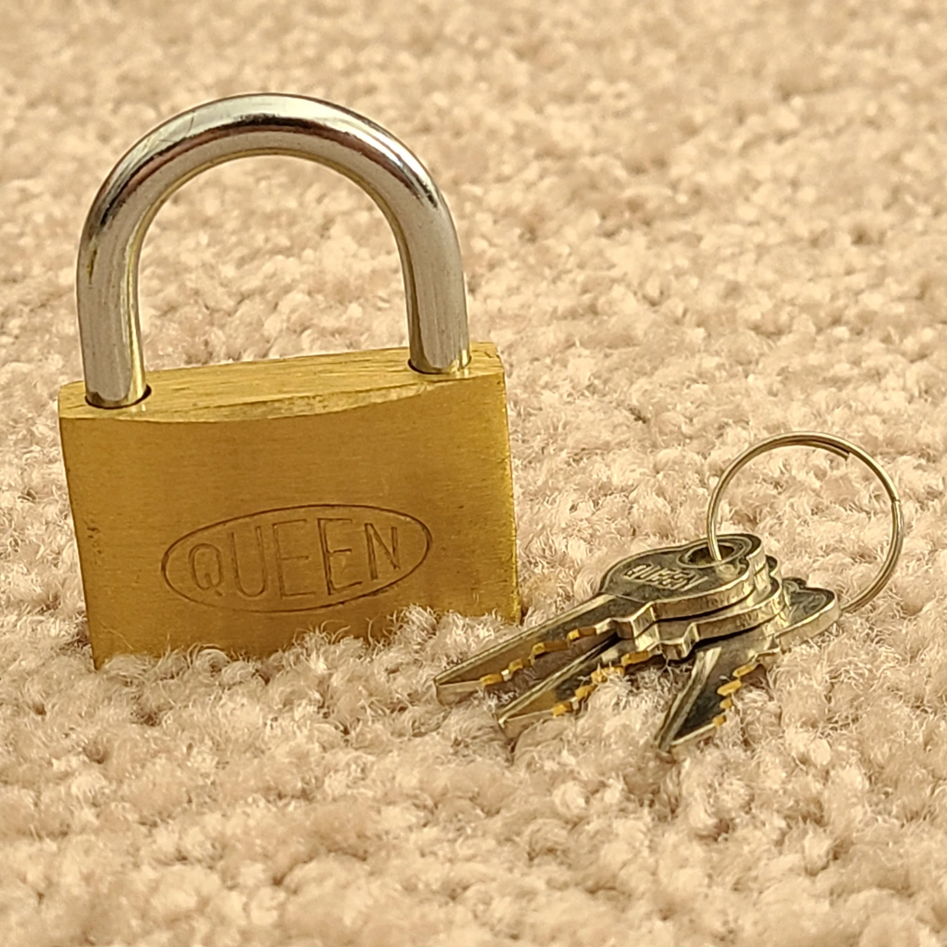 (3 pcs) QUEEN 40mm Solid Brass Keyed Padlock image indicator(4)