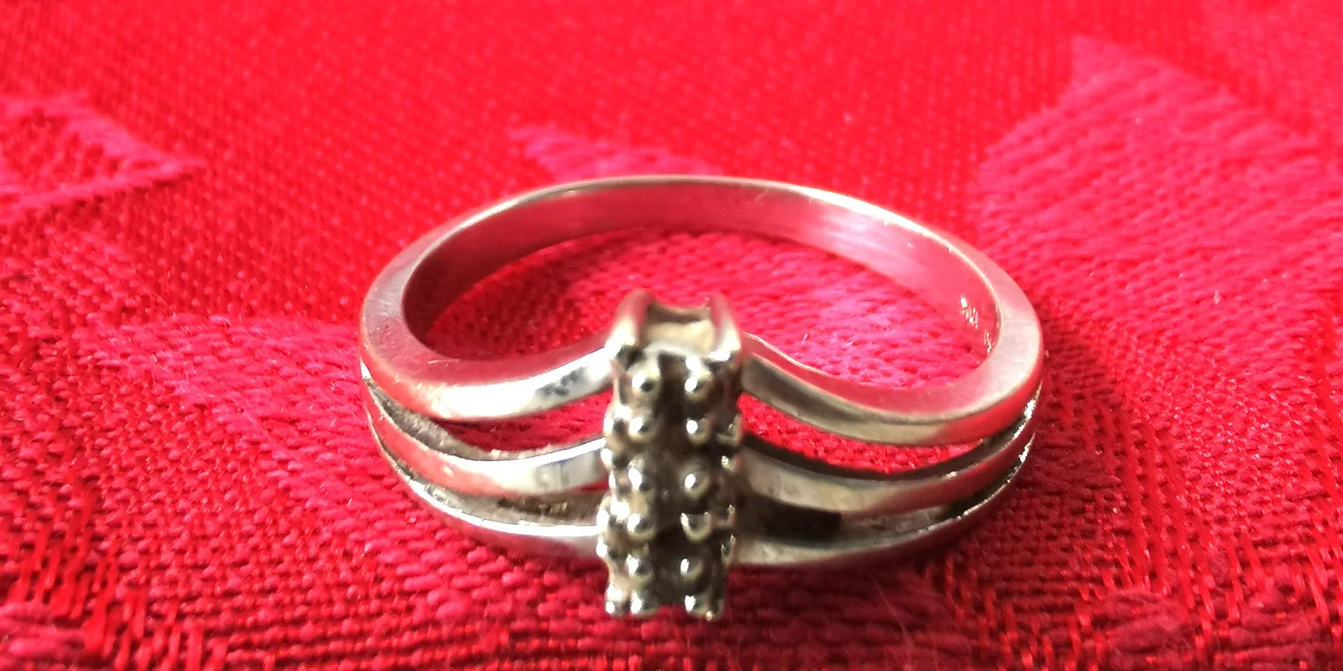 Women's 10kt White Gold with Accent Diamonds Vintage Size 6.5 image indicator(5)